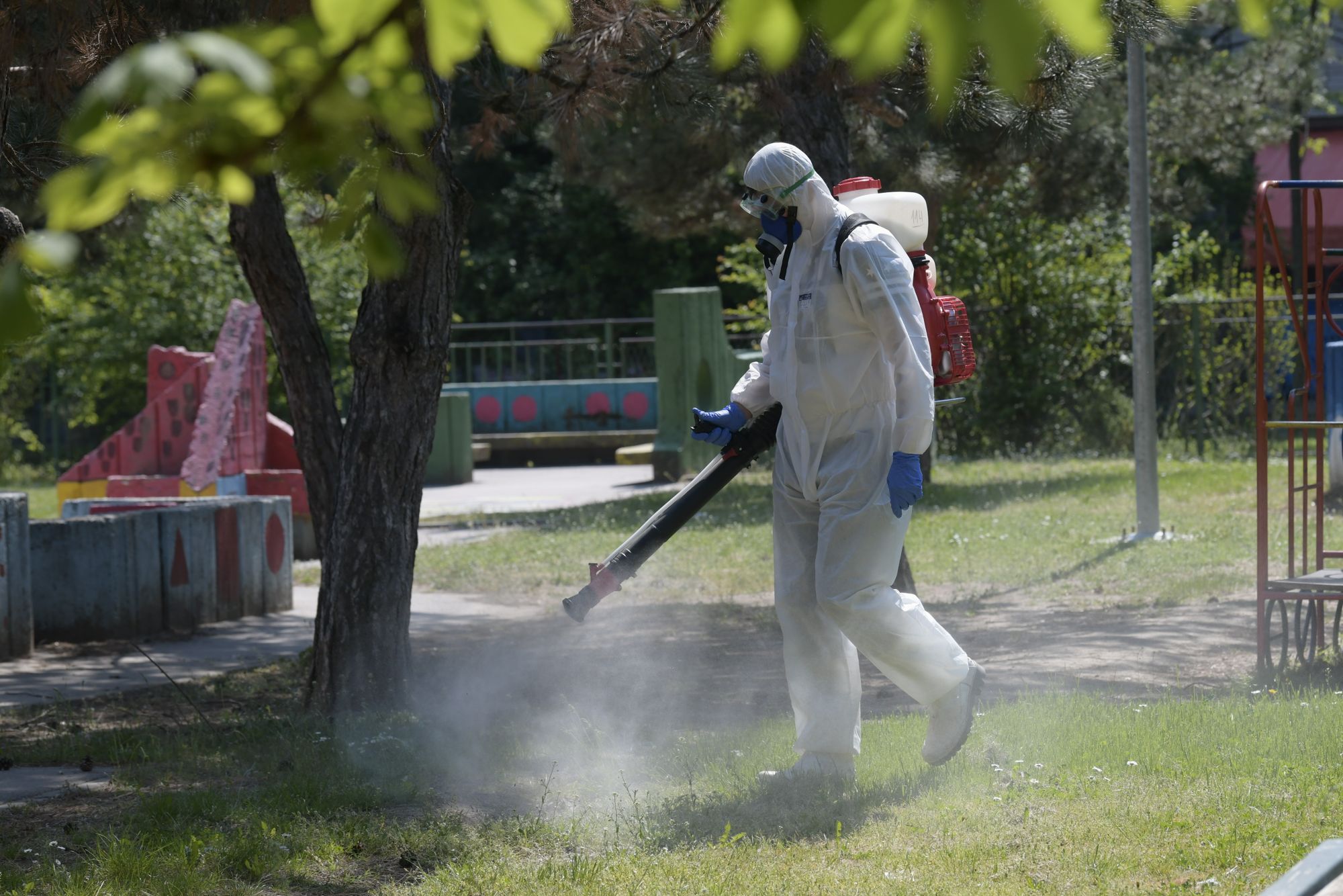 Beograd 24.04.2020. Dezinfekcija vrtića, vrtić, dvorište vrtiša, zabavište, predškolska ustanova, vrtić Čuperak, Novi Beogad, zaštitno odelo Foto: Goran Srdanov/Nova.rs
