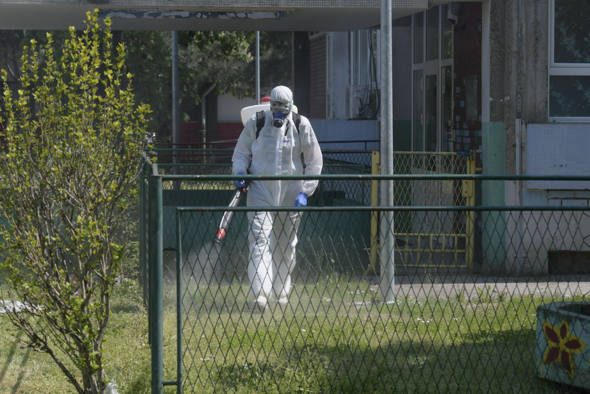 Beograd 24.04.2020. Dezinfekcija vrtića, vrtić, dvorište vrtiša, zabavište, predškolska ustanova, vrtić Čuperak, Novi Beogad, zaštitno odelo Foto: Goran Srdanov/Nova.rs