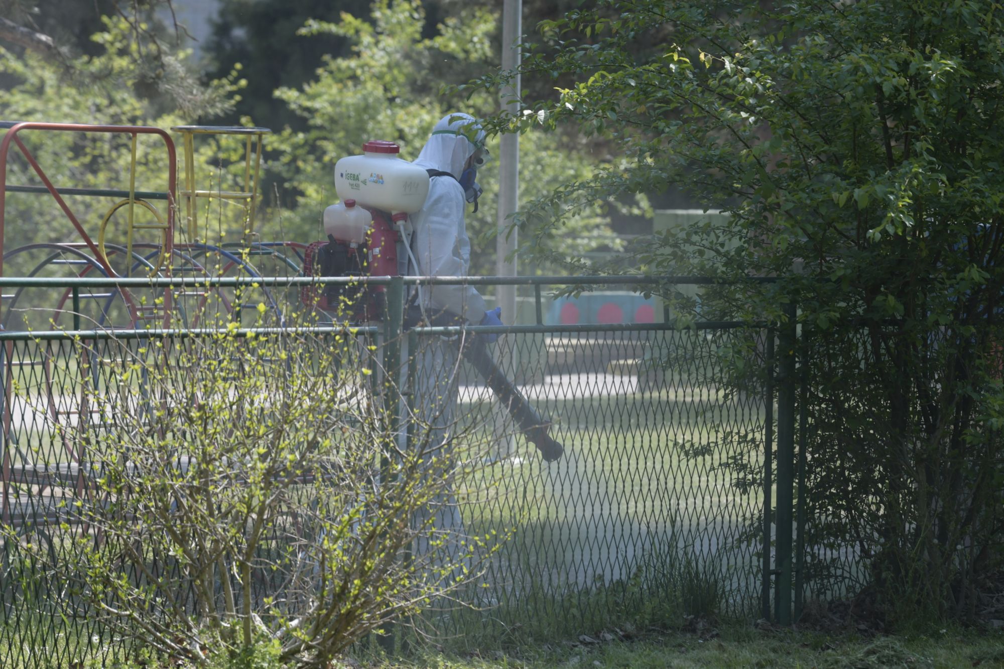 Beograd 24.04.2020. Dezinfekcija vrtića, vrtić, dvorište vrtiša, zabavište, predškolska ustanova, vrtić Čuperak, Novi Beogad, zaštitno odelo Foto: Goran Srdanov/Nova.rs