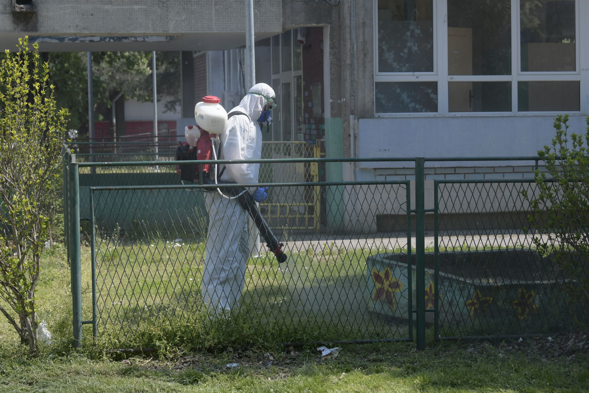 Beograd 24.04.2020. Dezinfekcija vrtića, vrtić, dvorište vrtiša, zabavište, predškolska ustanova, vrtić Čuperak, Novi Beogad, zaštitno odelo Foto: Goran Srdanov/Nova.rs