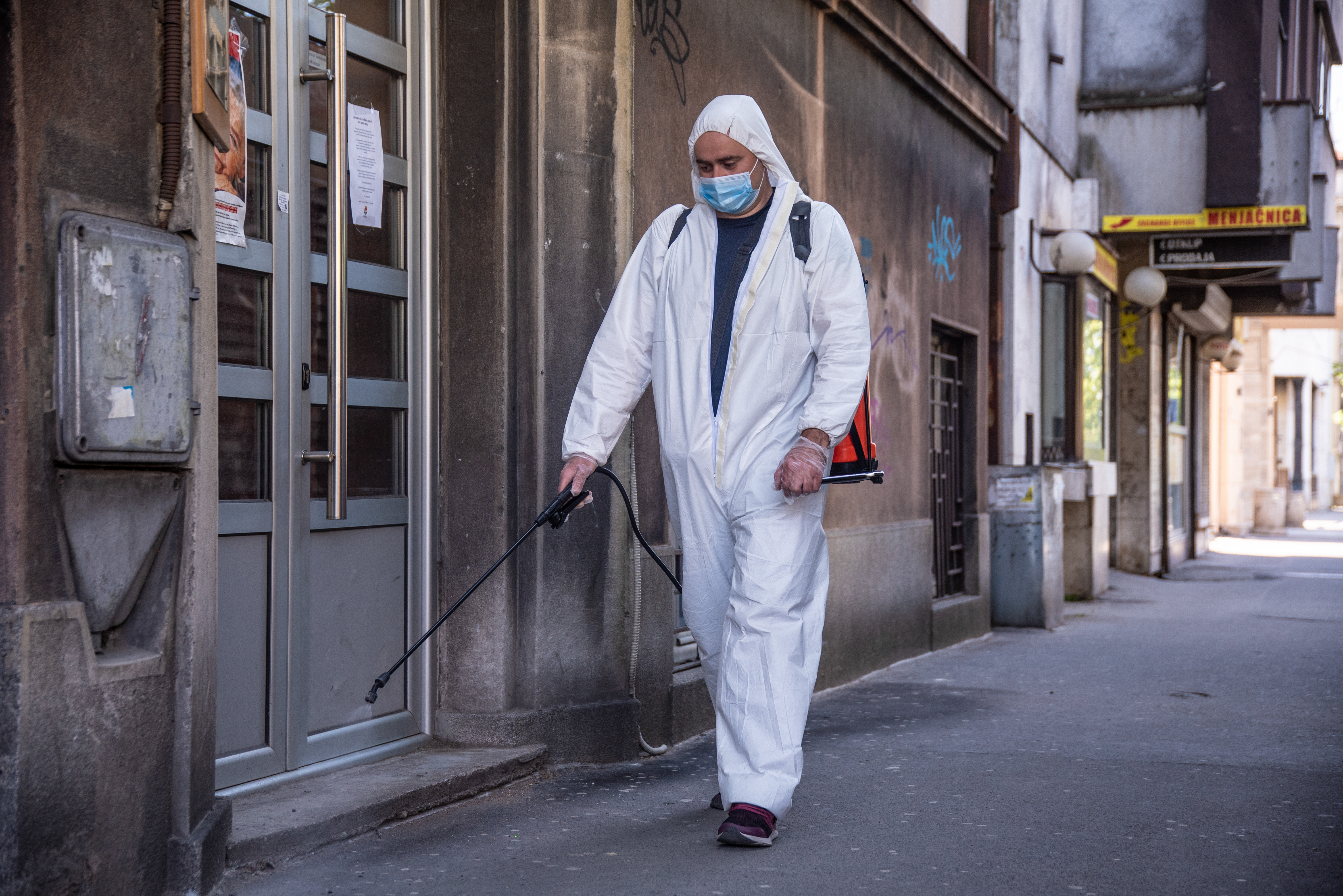 Dezinfekcija grada, grad, ulica, korona, koronavirus, prskanje, prskalica, Foto: Dragan Mujan/Nova.rs