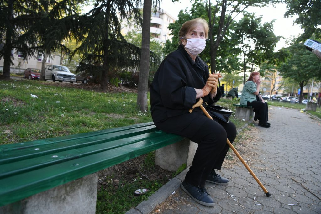Beograd 24.04.2020. Penzioneri u šetnji tokom policijskog časa, šetnja, zabrana kretanja, vanredno stanje usled pandemije koronavirusa Foto:Vesna Lalić/Nova.rs