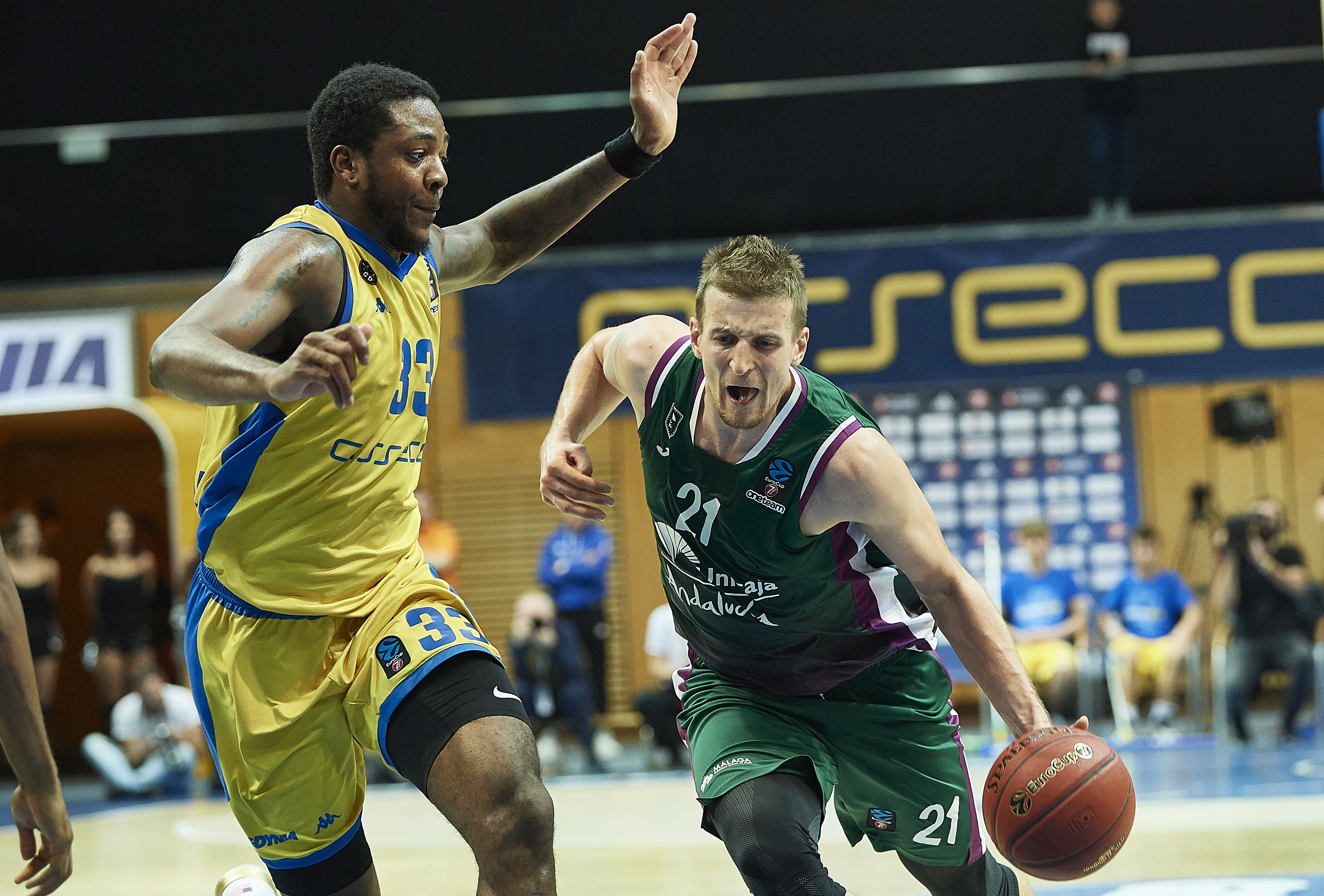 epa07908516 DeVonte Upson (L) of Arka Gdynia and Adam Waczynski (R) of Unicaja Malaga in action during their Eurocup basketball group D match between Arka Gdynia and Unicaja Malaga in Gdynia, Poland, 09 October 2019.  EPA-EFE/Adam Warzawa POLAND OUT