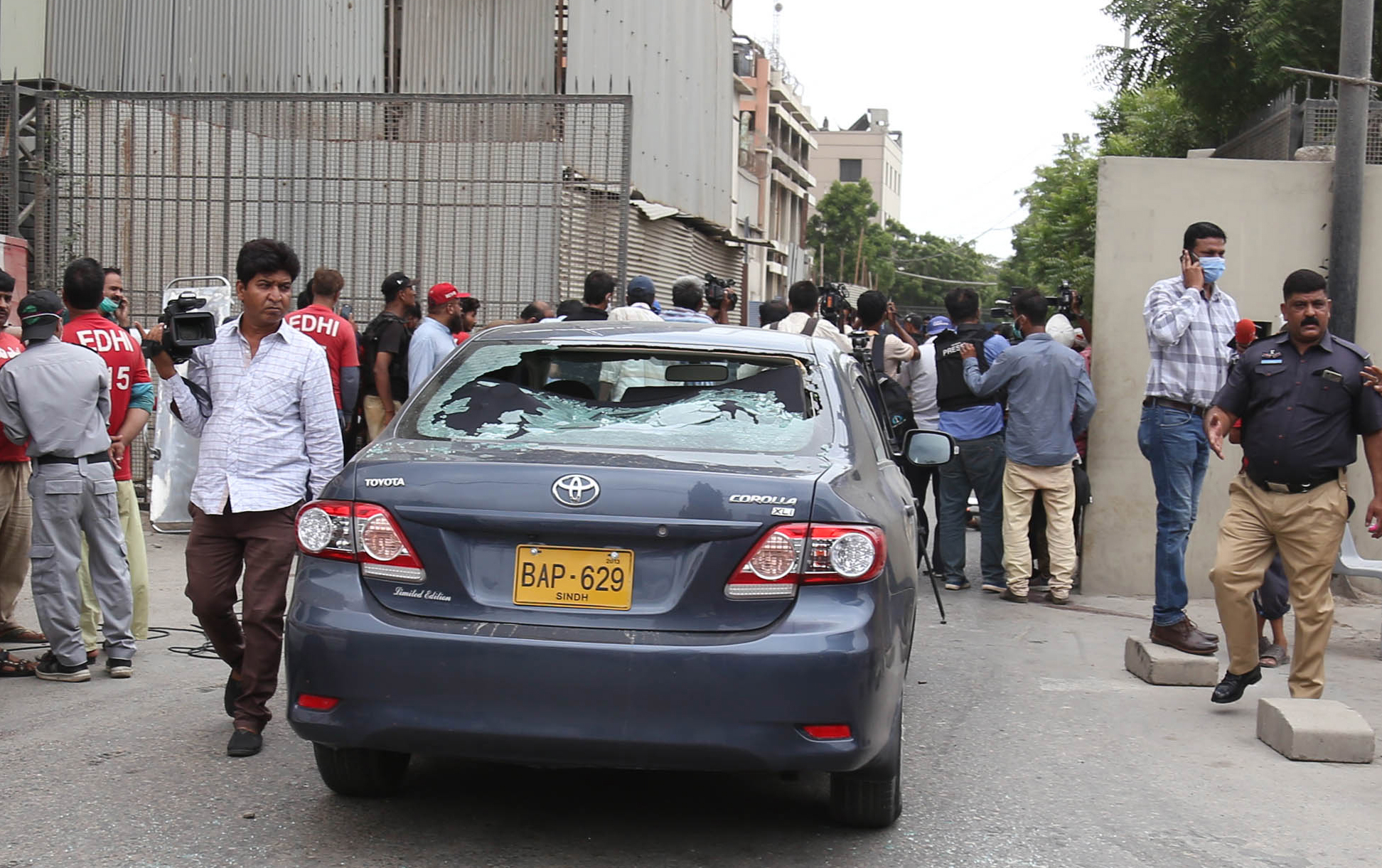 Gunmen attack stock exchange building in Karachi