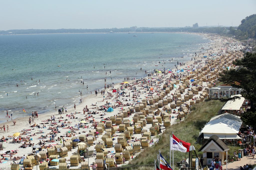 epa04244001 People enjoy the sunny weather at the beach of Scharbeutz, near Luebeck, northern Germany, 07 June 2014.   EPA/BODO MARKS
