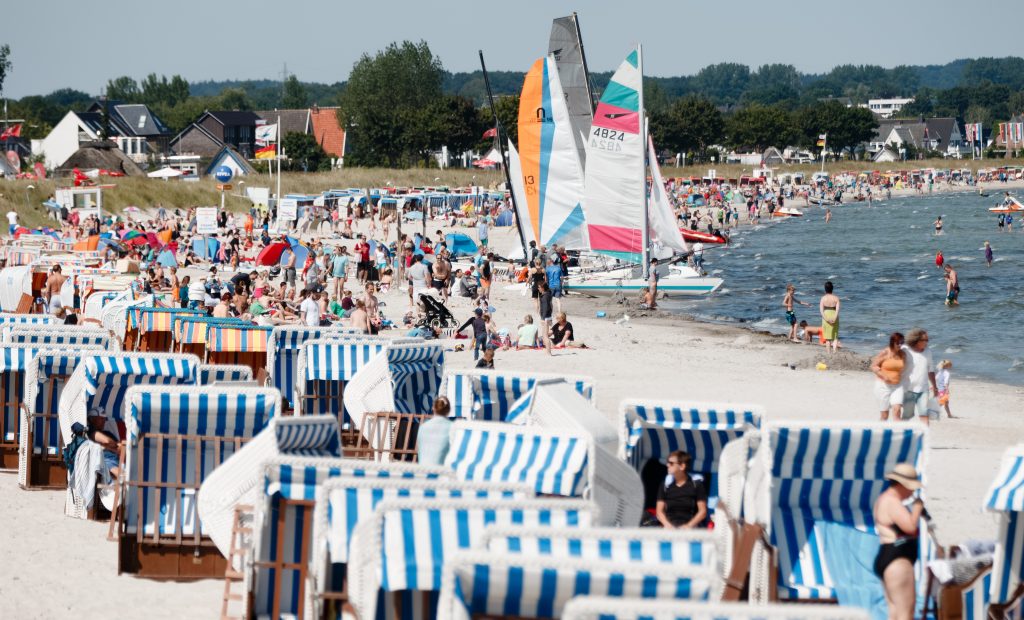 epa04868799 People crowd the beach in Scharbeutz, Germany, 01 August 2015. Water temperatures of 16 degrees and air temperatures of 20 degrees Celcius were reported.  EPA/MARKUS SCHOLZ