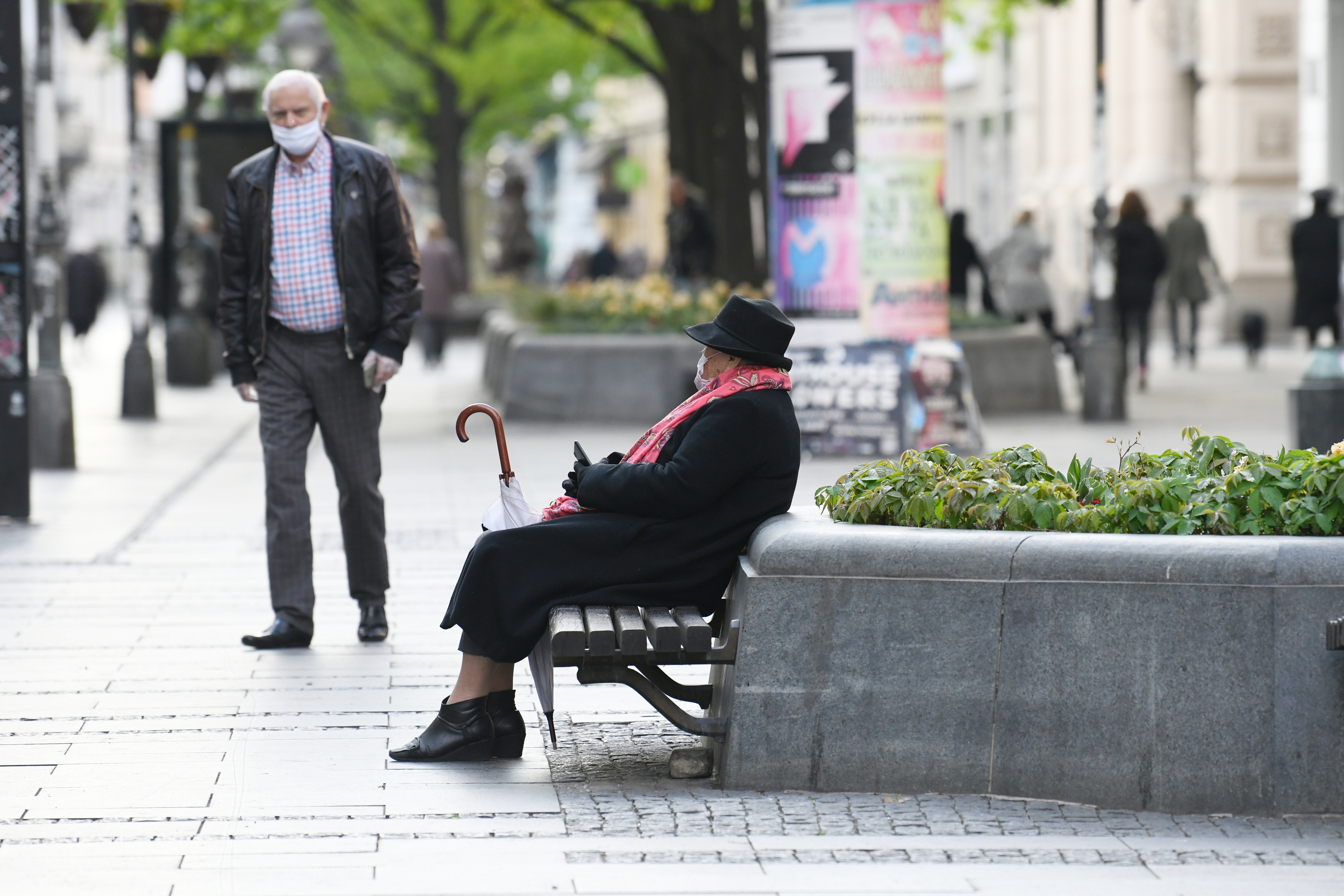 Beograd, 26.04.2020. Nedelja, šetnja penzioneri koronavirus Foto: Vesna Lalić/Nova.rs