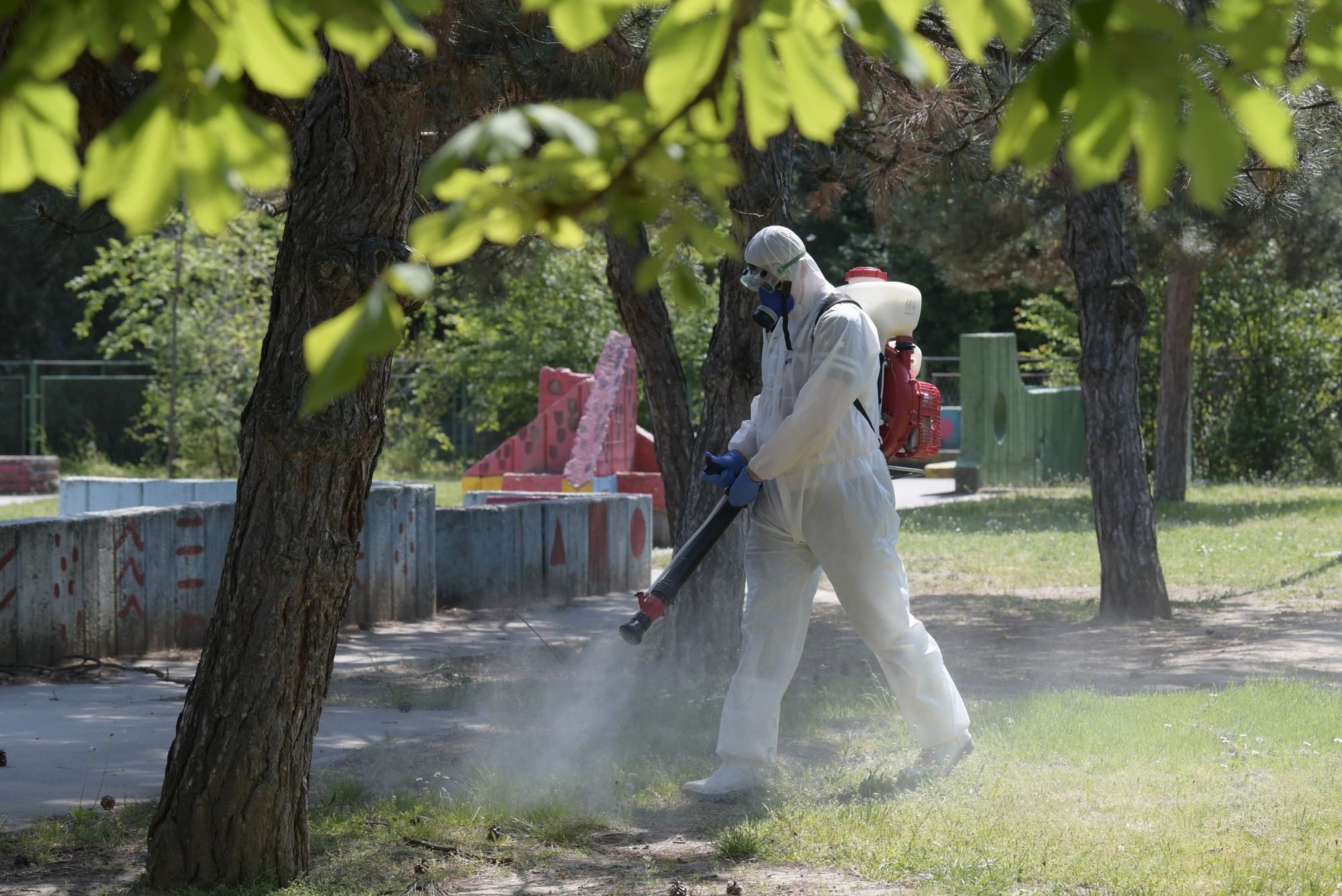 Beograd 24.04.2020. Dezinfekcija vrtića, vrtić, dvorište vrtiša, zabavište, predškolska ustanova, vrtić Čuperak, Novi Beogad, zaštitno odelo Foto: Goran Srdanov/Nova.rs