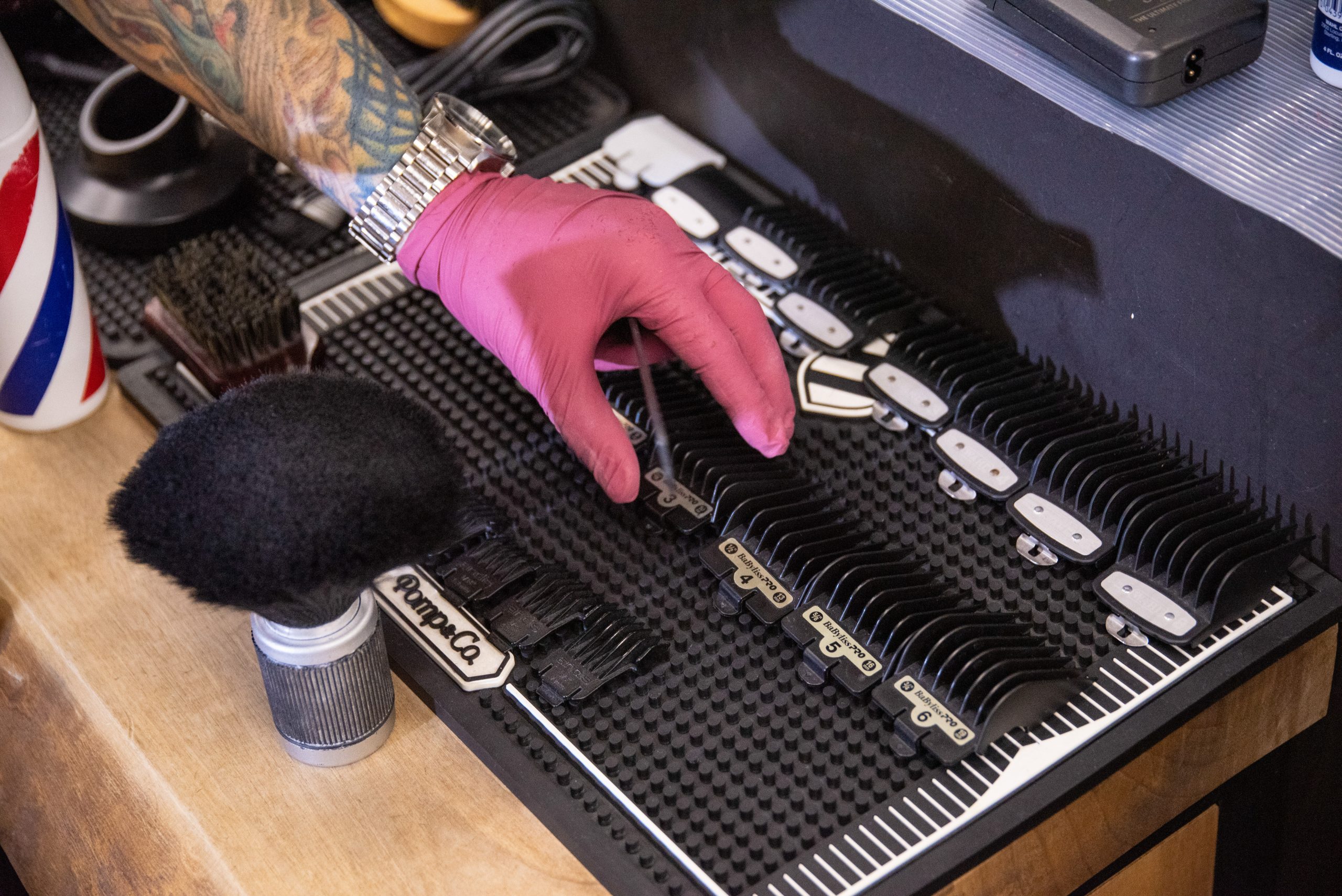 27.04.2020. Beograd, salon Britva, muski frizer, beogradski frizeri ponovo poceli sa radom, frizer, brada, sisanje, sredjivanje, Foto: Dragan Mujan/Nova.rs