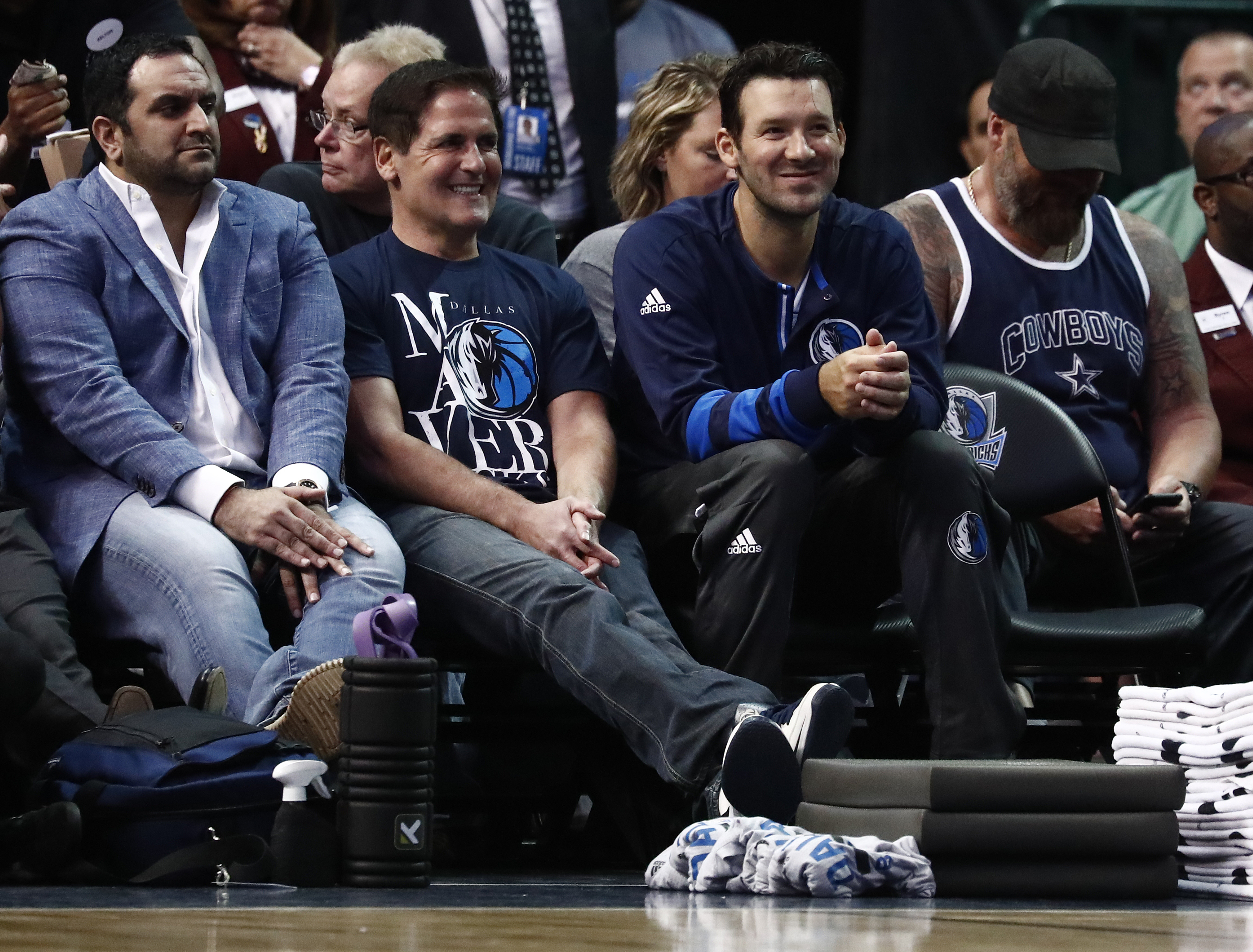 Bivši kovoterbek Dalas Kaubojsa Toni Romo i vlasnik Dalas Maveriksa Mark Kjuban  EPA/LARRY W. SMITH
