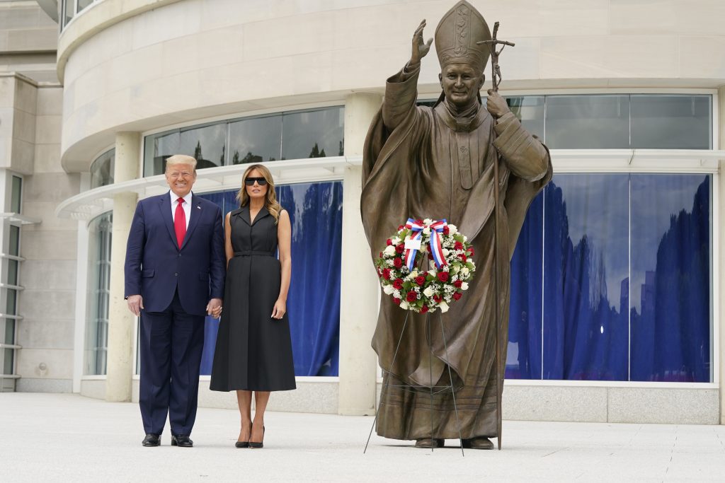 epa08460873 US President Donald J. Trump and First lady Melania Trump visit Saint John Paul II National Shrine, in Washington, DC, USA, 02 June 2020.  EPA-EFE/CHRIS KLEPONIS / POOL