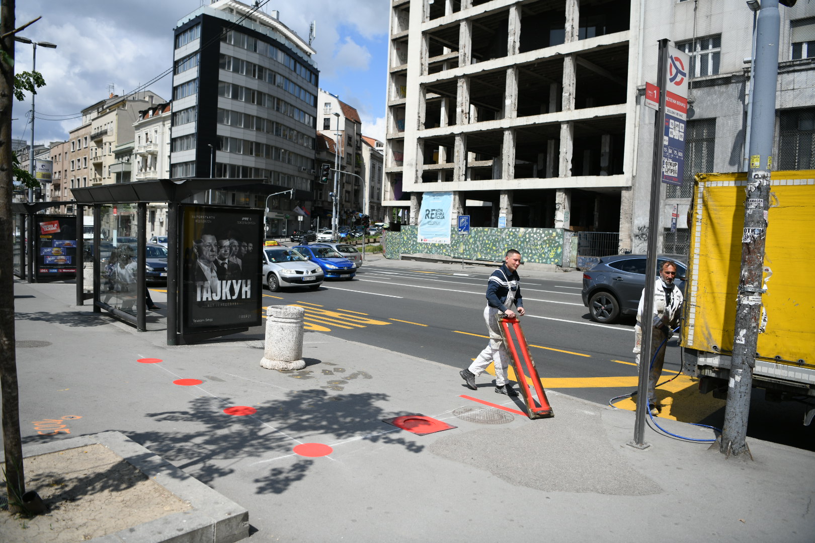beograd 30.04.2020 iscrtavanje gsp autobuskih stajalista , ponasanje za vreme korone u vanrednom stanju pravila ponasanja Foto: Vesna Lalic/Nova.rs