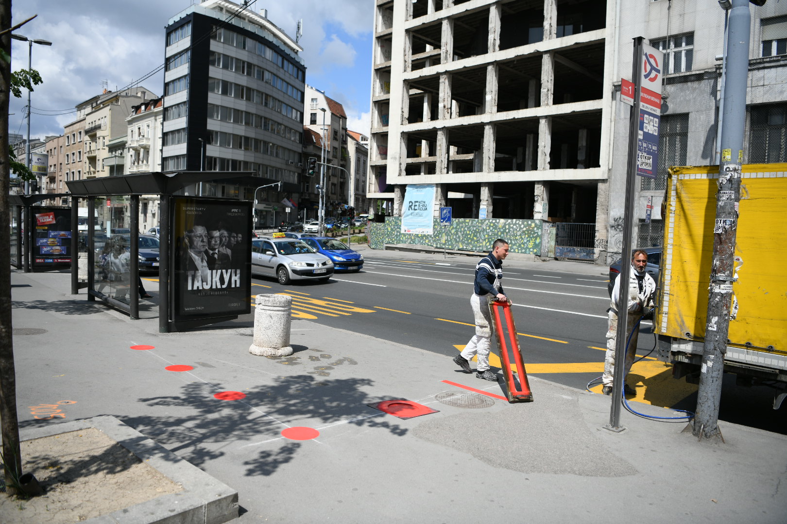 beograd 30.04.2020 iscrtavanje gsp autobuskih stajalista , ponasanje za vreme korone u vanrednom stanju pravila ponasanja Foto: Vesna Lalic/Nova.rs