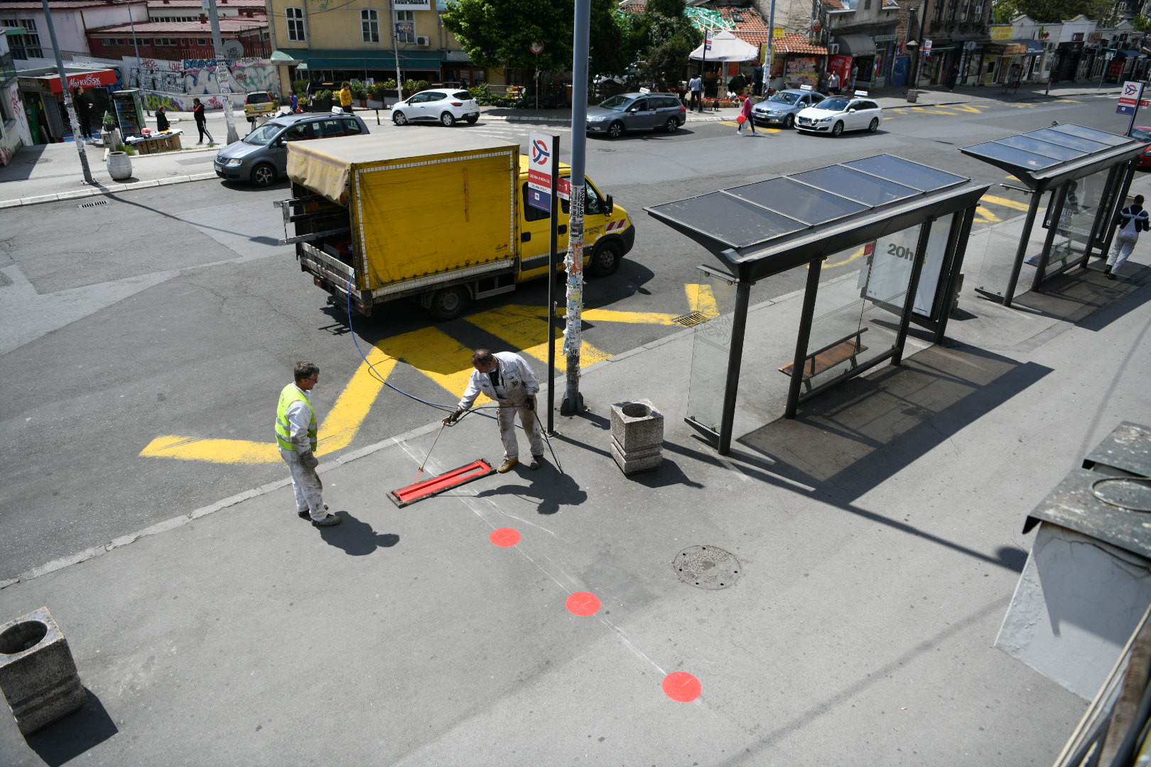 beograd 30.04.2020 iscrtavanje gsp autobuskih stajalista , ponasanje za vreme korone u vanrednom stanju pravila ponasanja Foto: Vesna Lalic/Nova.rs