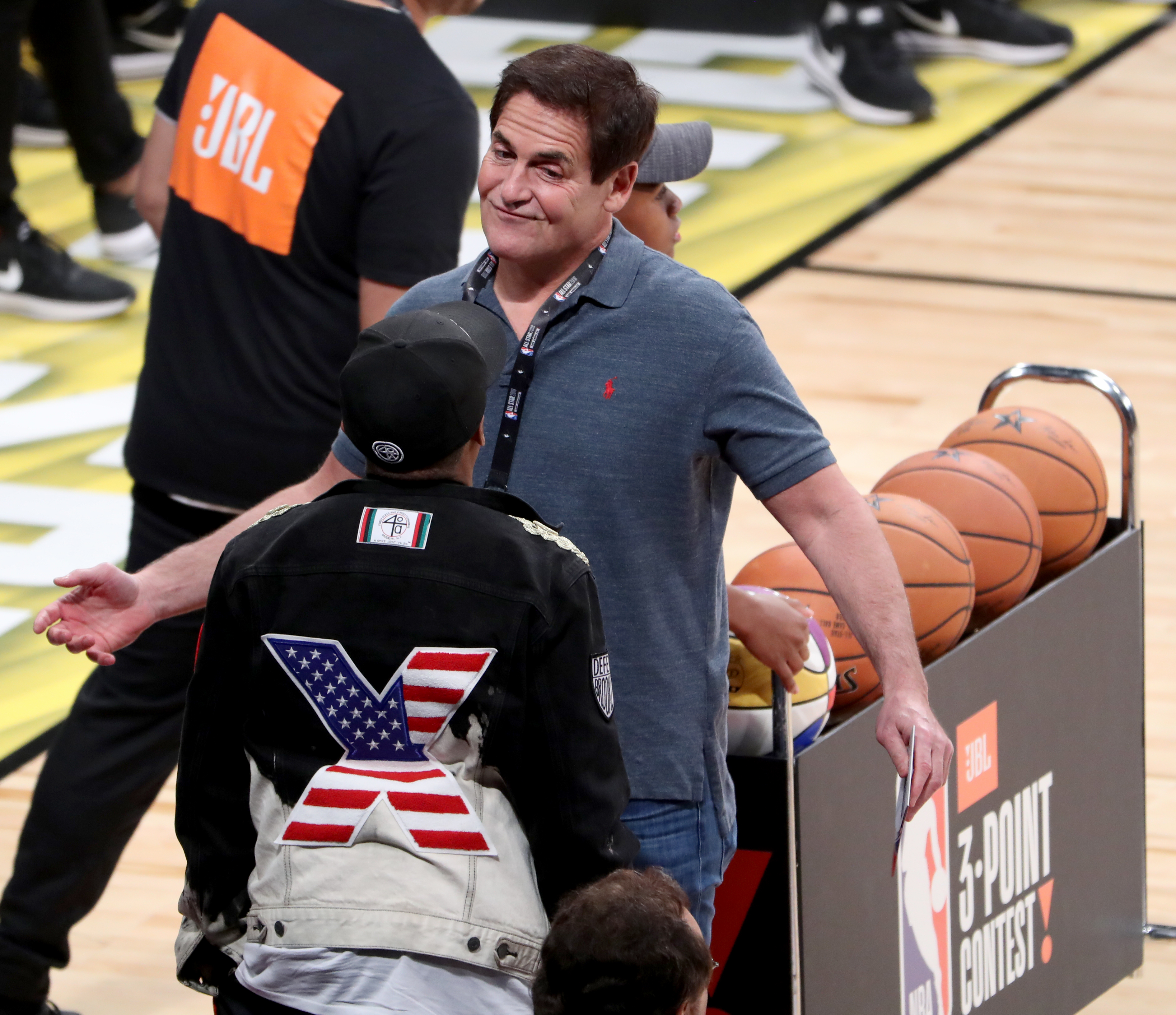 epa06538031 Dallas Mavericks owner Mark Cuban (R) talks with director Spike Lee (L) during a break in the 2018 JBL Three-point contest at Staples Center in Los Angeles, California, USA, 17 February 2018.  EPA-EFE/ANDREW GOMBERT  SHUTTERSTOCK OUT