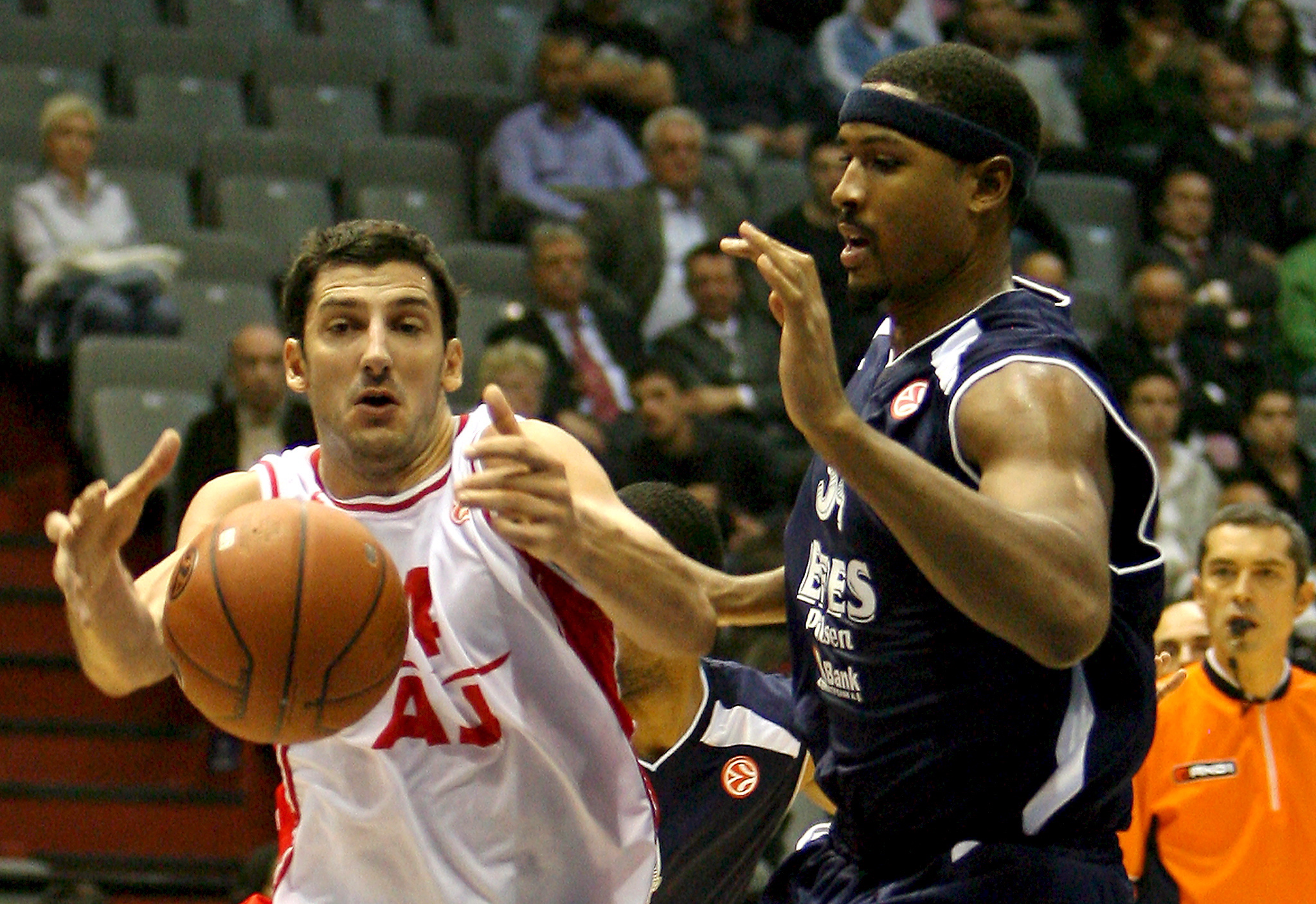 epa01161827 Armani Jeans Milano's Dusan Vukcevic (L) fights for ball against Efes Pilsen's Andre Hutson during their Euroleague group B match at Abdi Ipekci Arena in Istanbul, Turkey on 31 October 2007.  EPA/TOLGA BOZOGLU