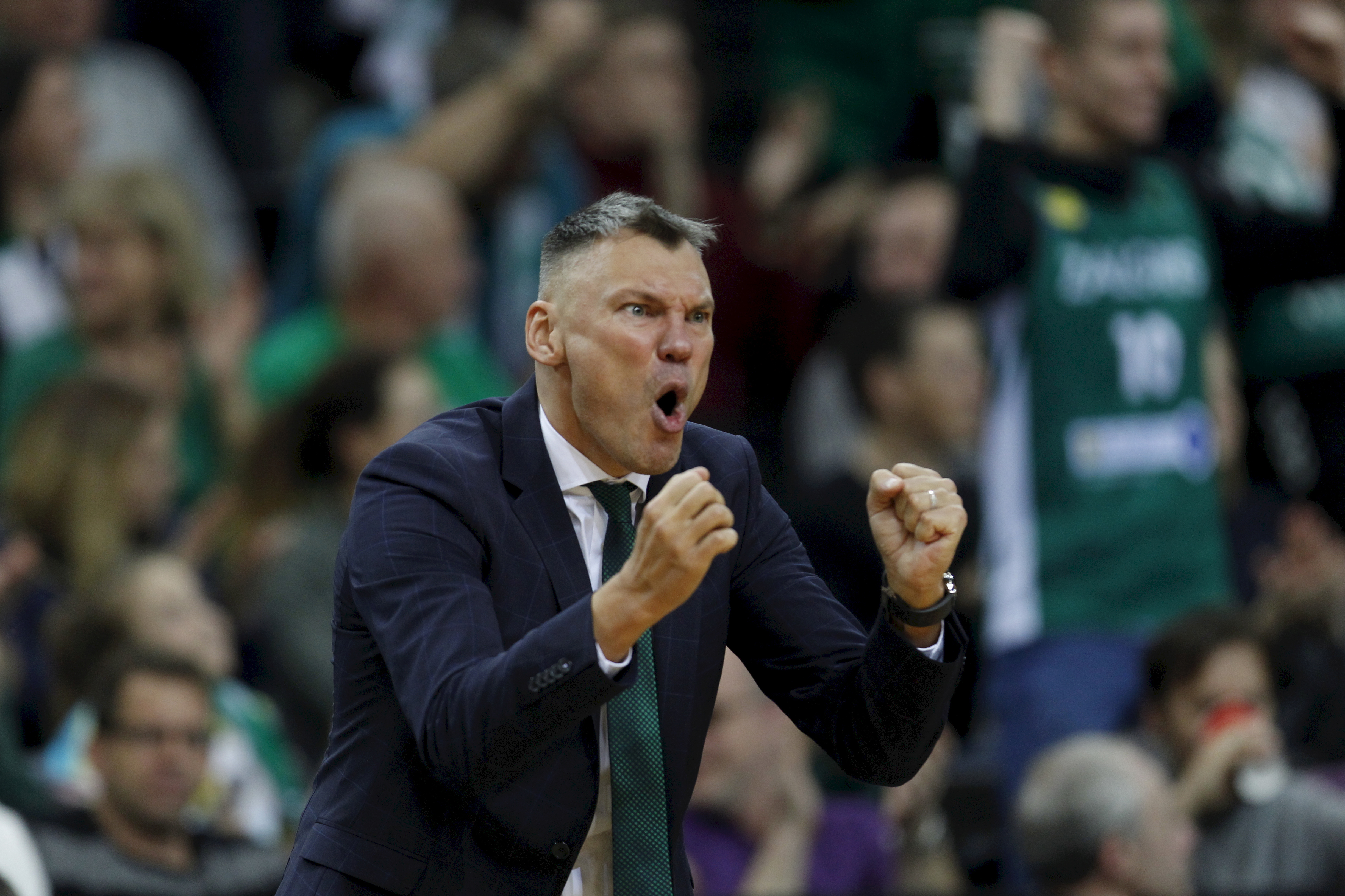 epa07982161 Head coach of Zalgiris Kaunas Sarunas Jasikevicius reacts during the Euroleague basketball match between Zalgiris Kaunas and FC Barcelona in Kaunas, Lithuania, 08 November2019.  EPA-EFE/Toms Kalnins