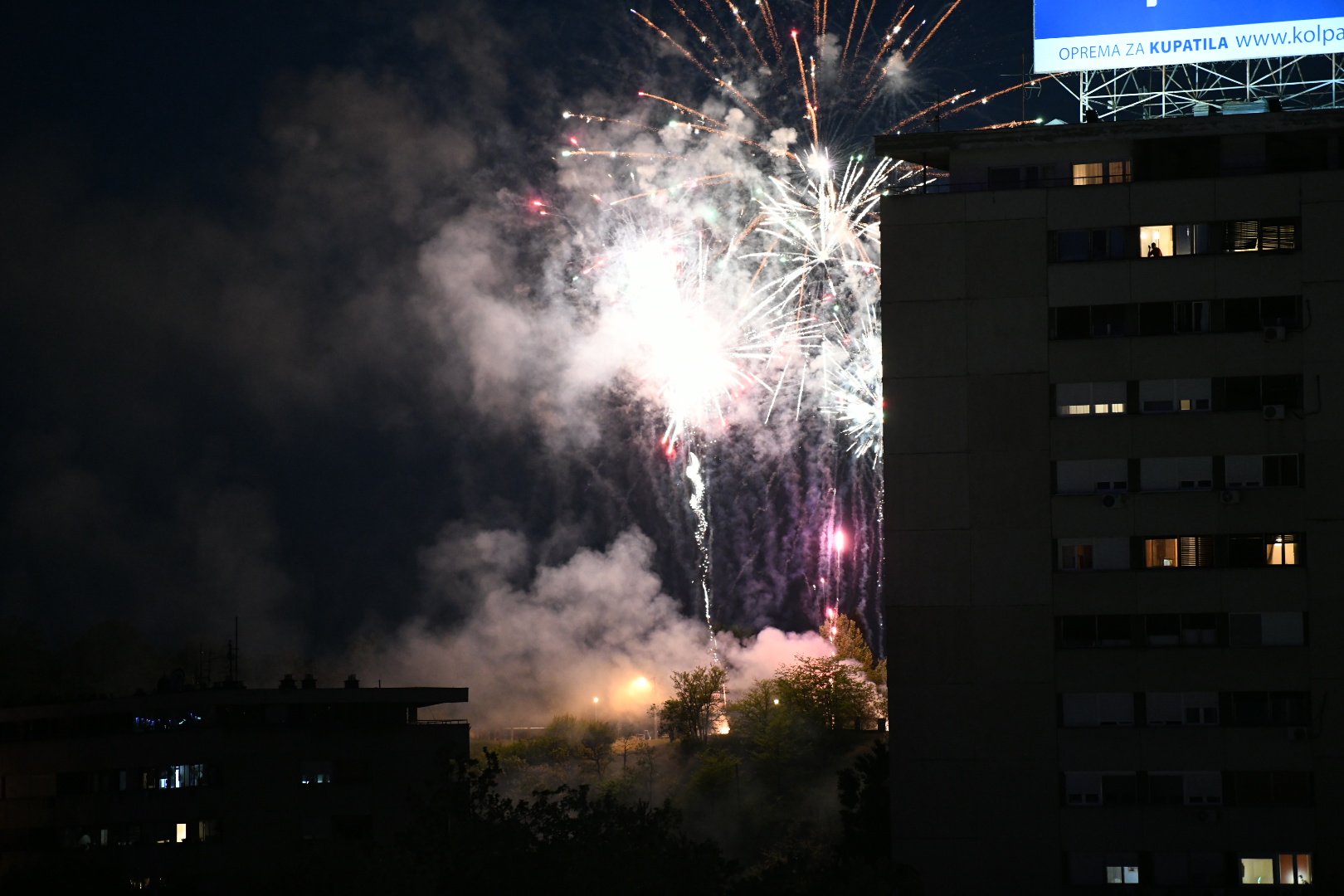 Beograd 30.04.2020. Vatromet, kontraprotest, SNS, Srpka napredna stranka, naprednjaci, Novi Beograd Foto: Vesna Lalić/Nova.rs