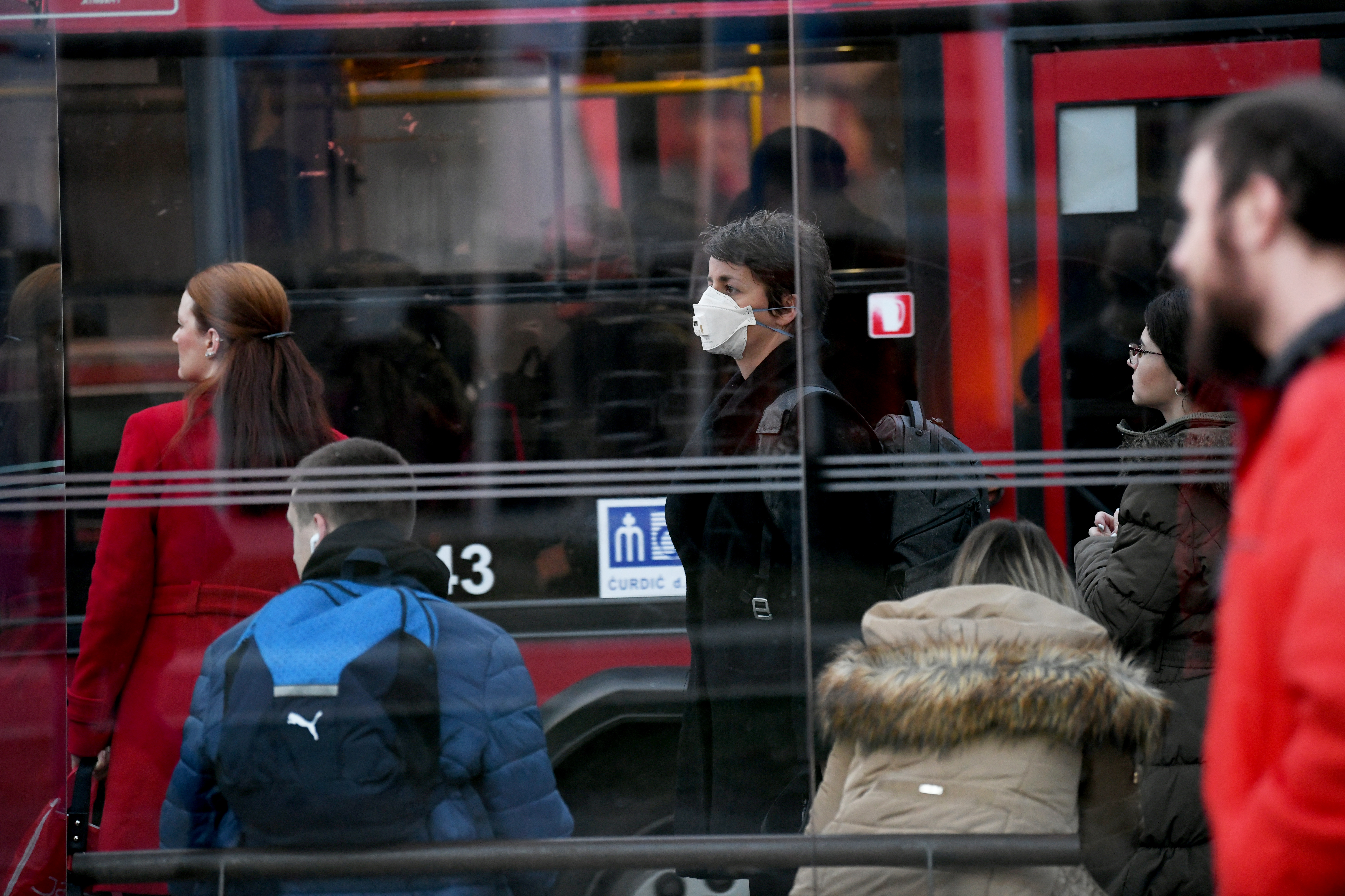 BEOGRAD 25.02.2020. Maske, virus, koronavirus, ilustracija, zaraza, autobusko stajalište Foto: Goran Srdanov/Nova.rs