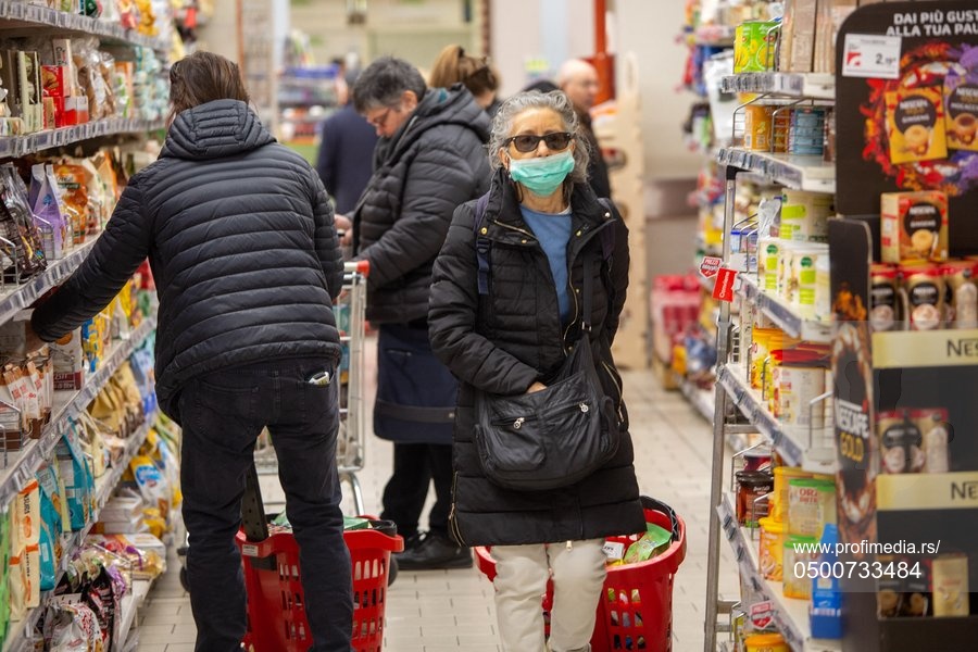 Milan, Italija, 24.02.2020. Korona virus, Corona virus, prodavnica, supermarket, kupovina namirnica, maske, maska, žena u prodvnici sa maskom, Koronavirus, Coronavirus Foto: Profimedia.rs