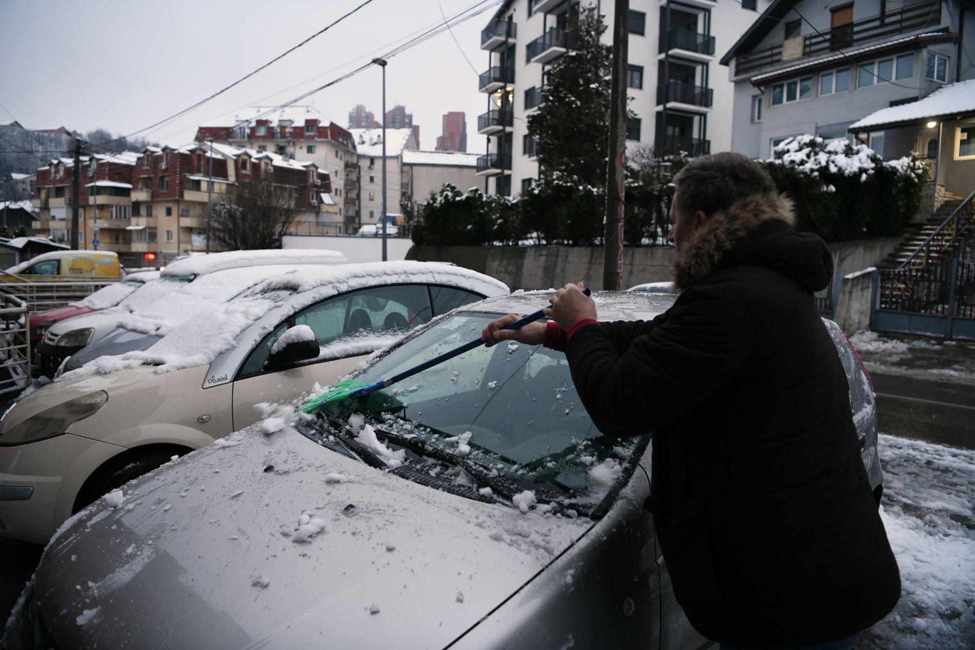 Beograd 27. februara 2020. - Sneg u Beogradu. Čovek čisti auto od snega, čišćenje automobila od snega Foto: Filip Krainčanić/Nova.rs