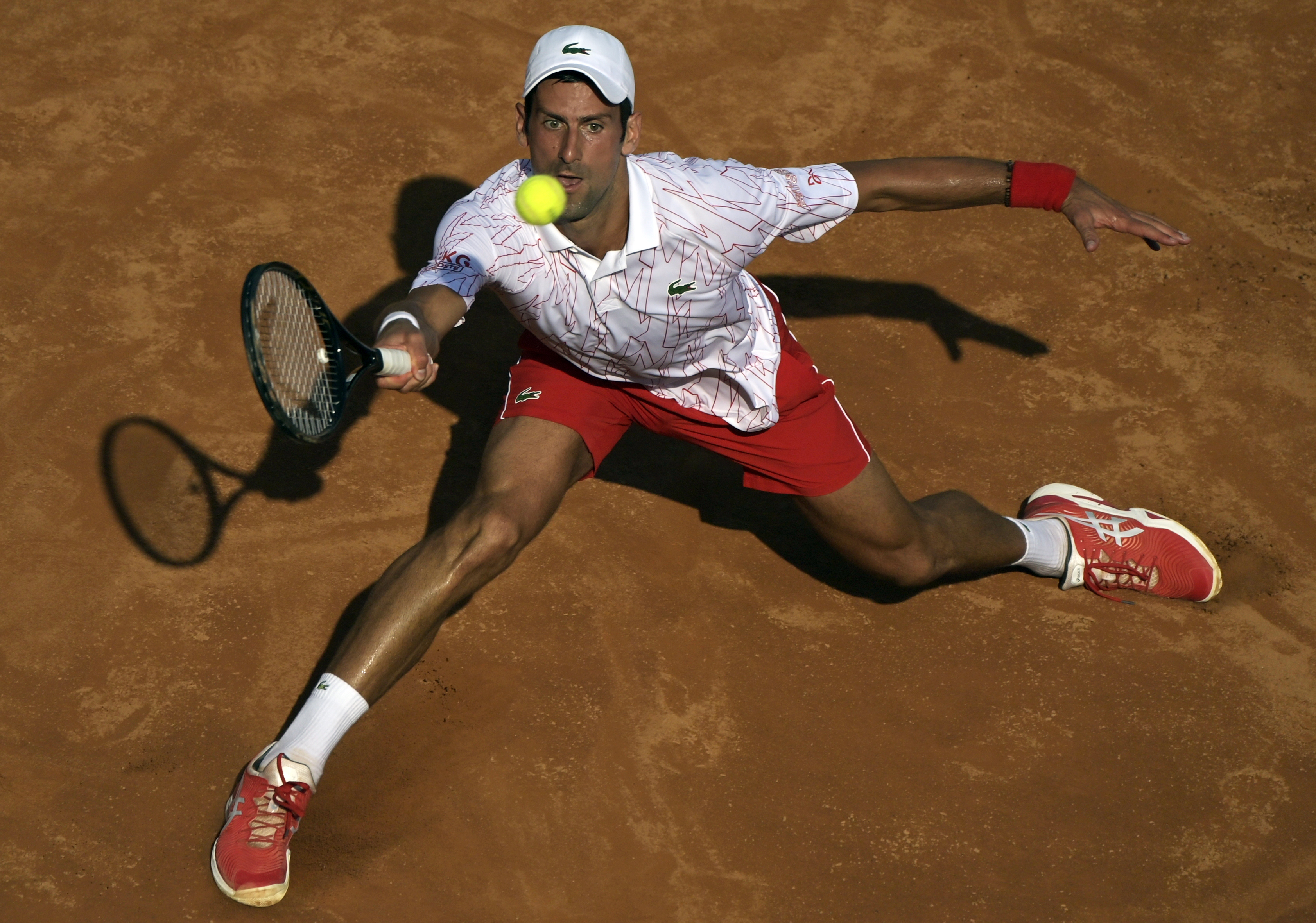 epa08678966 Novak Djokovic of Serbia in action during his third round match against Filip Krajinovic of Serbia at the Italian Open in Rome, Italy, 18 September 2020.  EPA-EFE/Riccardo Antimiani / POOL