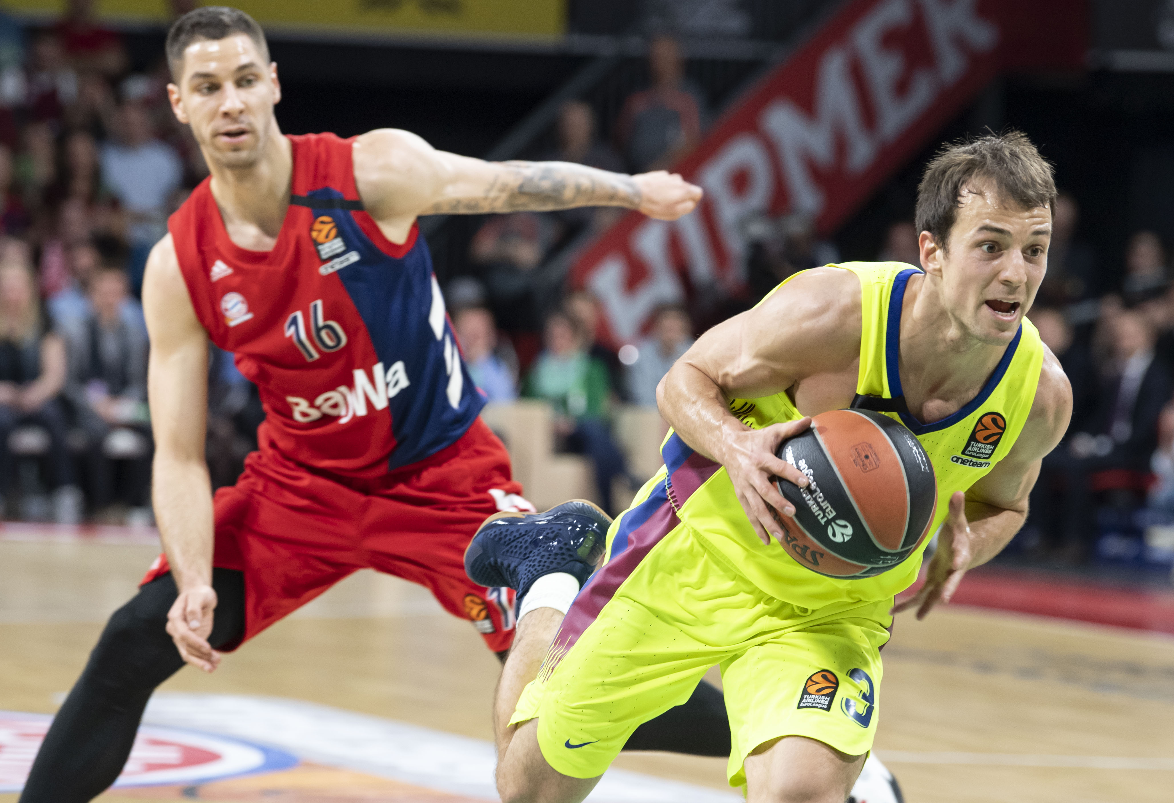 epa07454101 Stefan Jovic (L) of Bayern Munich in action against Kevin Pangos of FC Barcelona Lassa during the Euroleague basketball match between FC Bayern Munich and FC Barcelona Lassa in Munich Germany, 21 March 2019.  EPA-EFE/LUKAS BARTH-TUTTAS