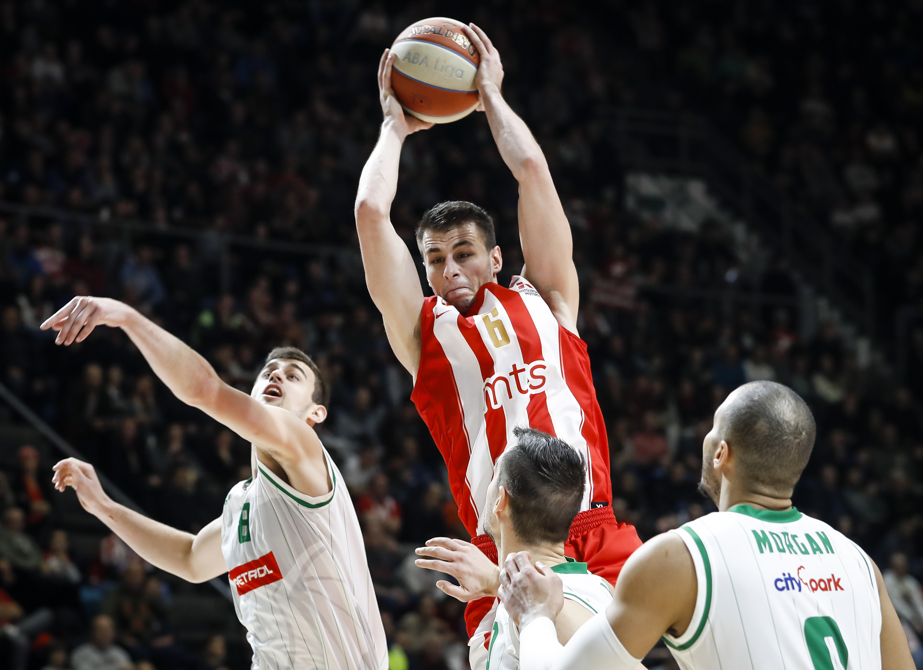 Kosarka ABA League season 2017-2018
Crvena Zvezda v Olimpija
Nemanja Dangubic (C) Roko Badzim (L)
Beograd, 02.01.2018
foto: Srdjan Stevanovic/Starsportphoto ©