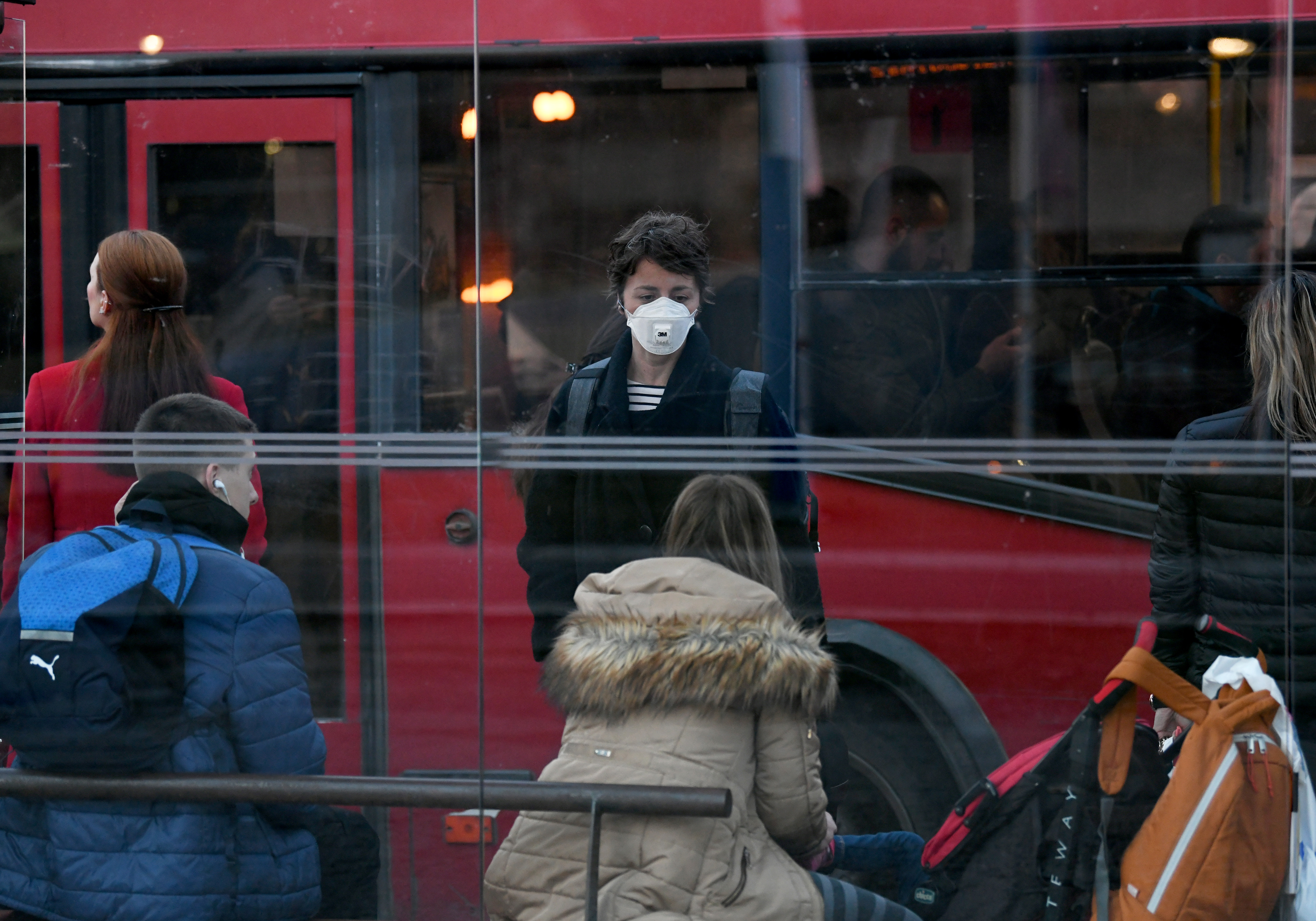 BEOGRAD 25.02.2020. Maske, virus, koronavirus, ilustracija, zaraza autobusko stajalište Foto: Goran Srdanov/Nova.rs