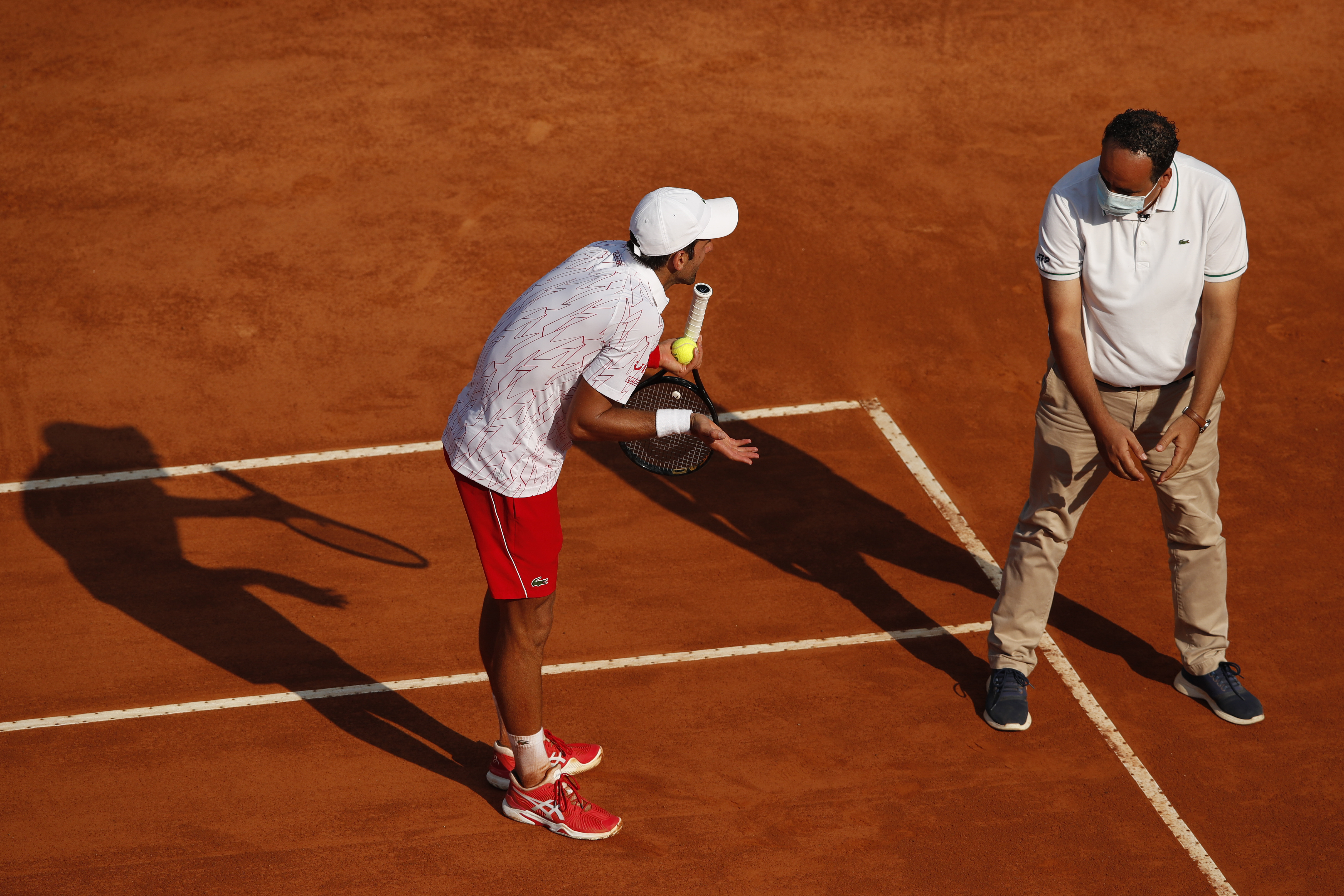 epa08683876 Novak Djokovic of Serbia argues with a referee during his men's singles semi final match against Casper Ruud of Norway at the Italian Open tennis tournament in Rome, Italy, 20 September 2020.  EPA-EFE/Clive Brunskill / POOL
