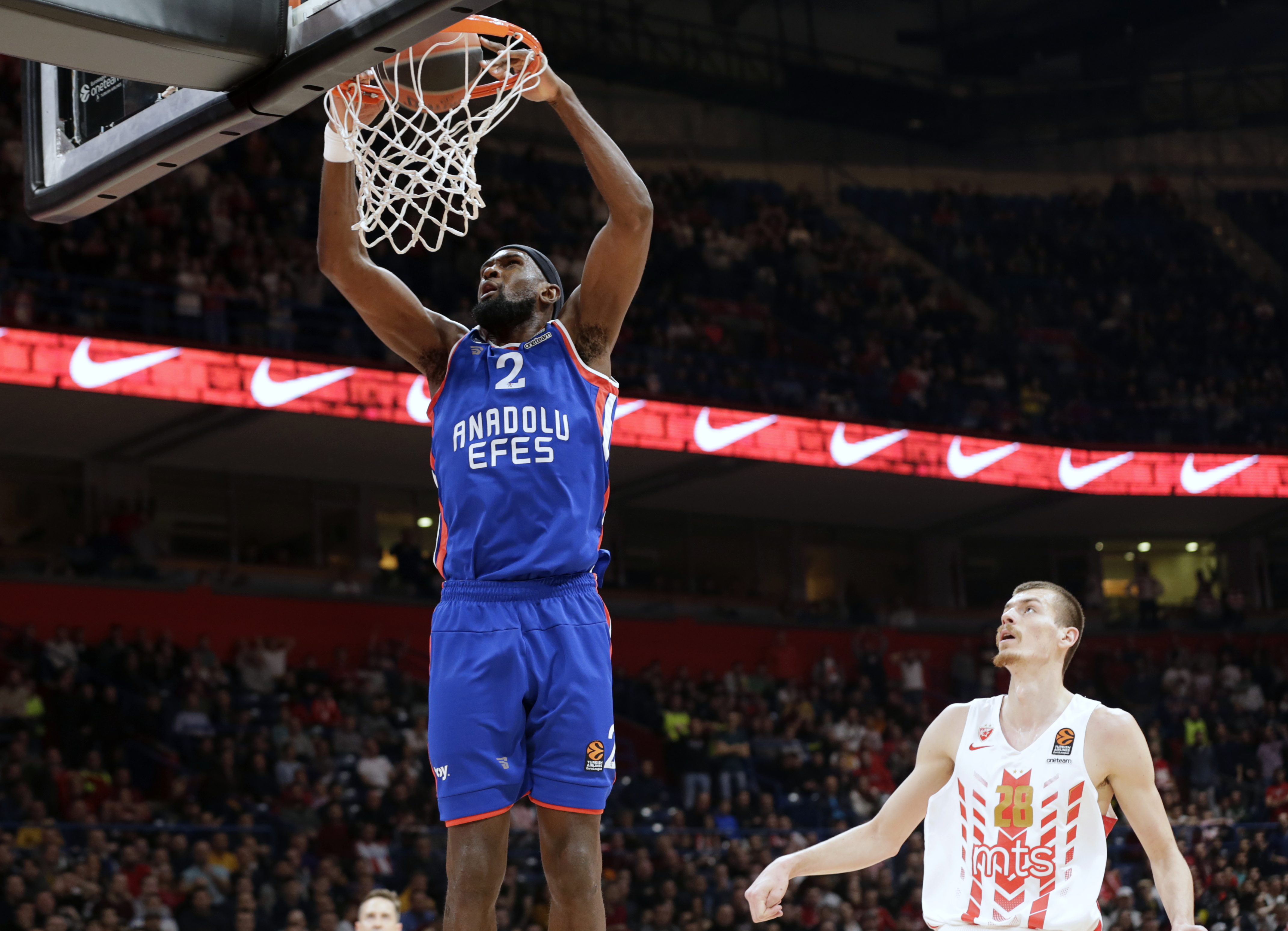epa08182746 Anadolu Efes' Chris Singleton (L) in action against Red Star's Borisa Simanic (R) during the Euroleague basketball match between Red Star and Anadolu Efes in Belgrade, Serbia, 31 January 2020.  EPA-EFE/ANDREJ CUKIC
