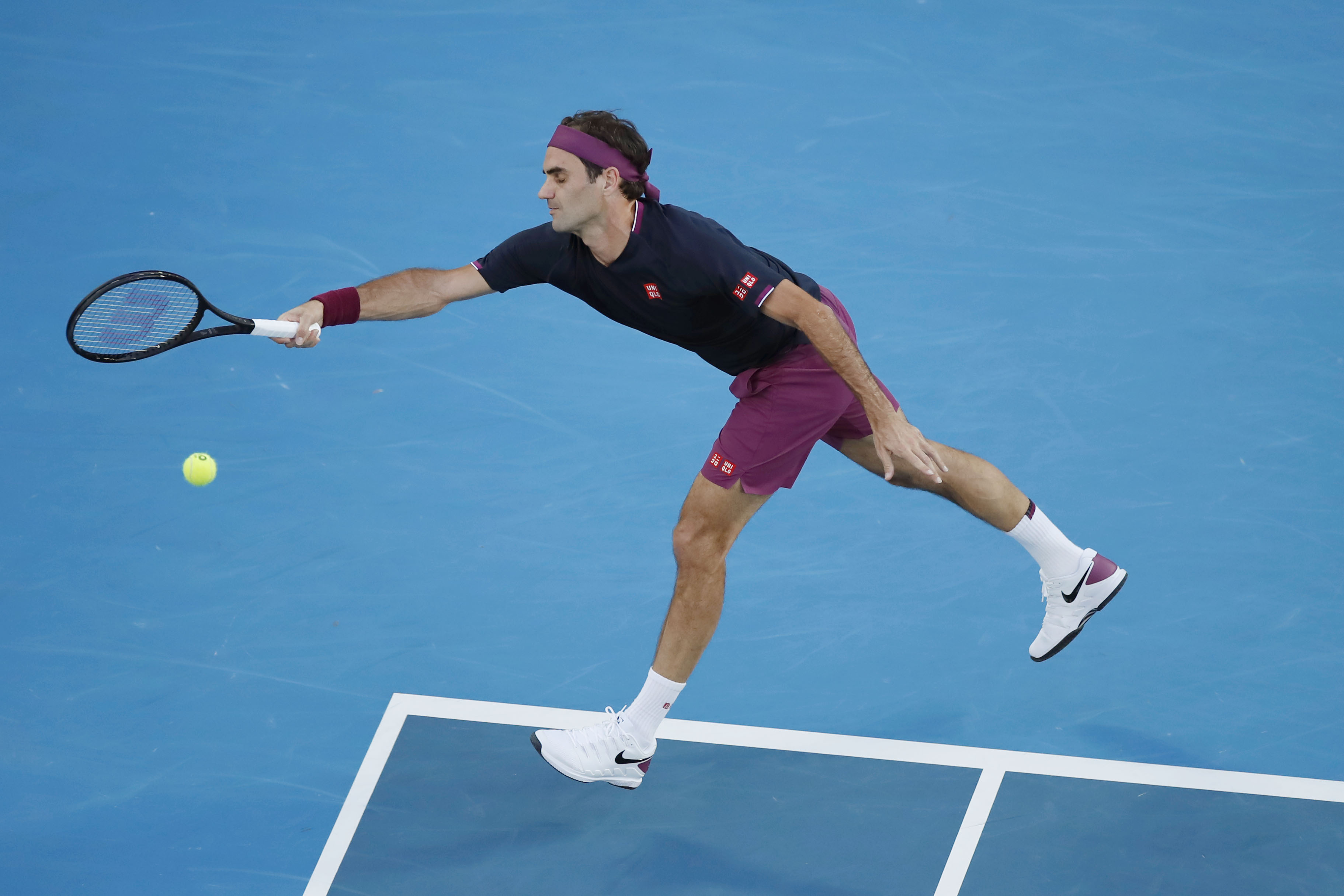 epa08177767 Roger Federer of Switzerland in action during his men's singles semifinal match against Novak Djokovic of Serbia at the Australian Open Grand Slam tennis tournament in Melbourne, Australia, 30 January 2020. EPA-EFE/FRANCIS MALASIG