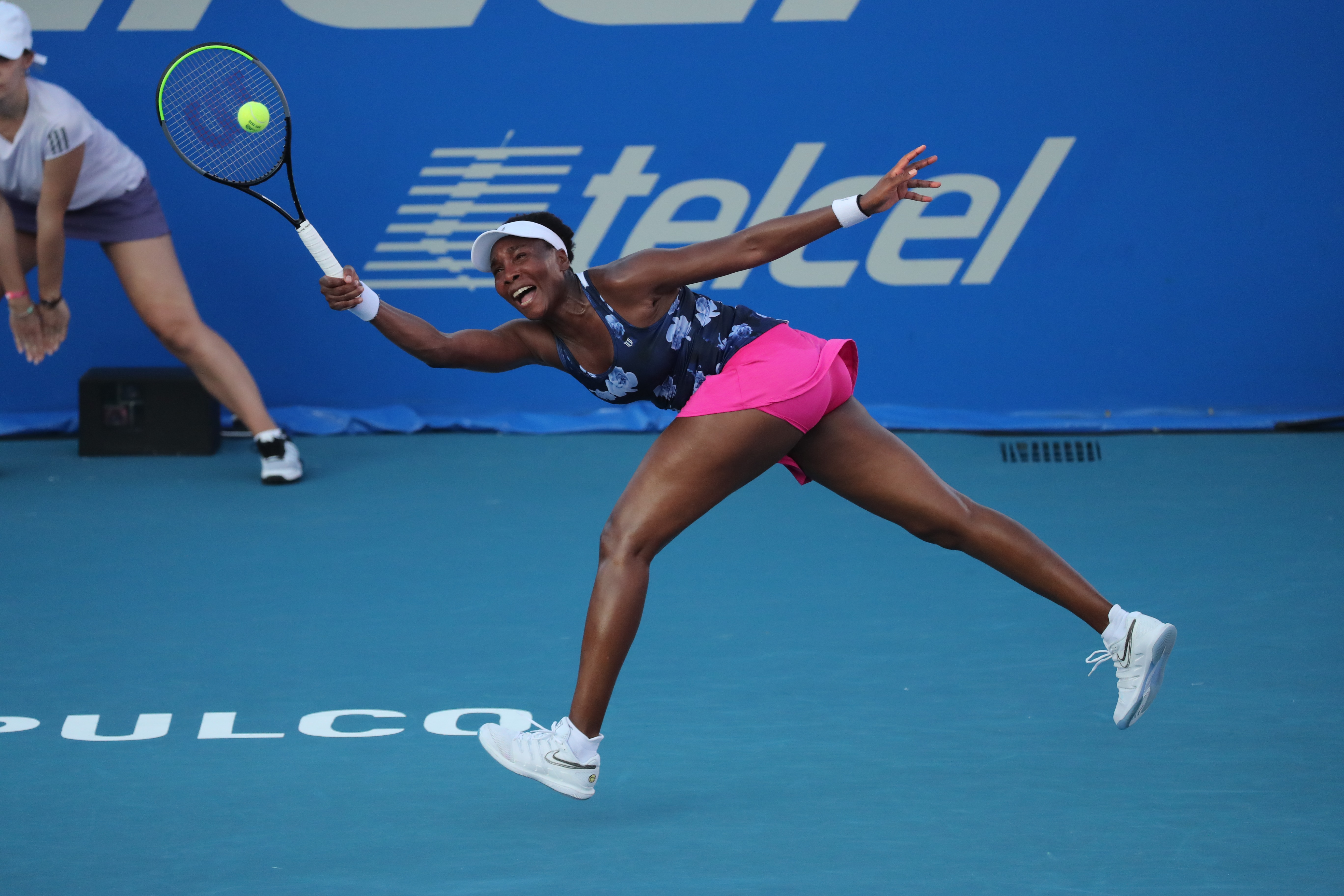 epa08248057 Venus Williams of the USA in action against Kaja Juvan of Slovenia during the Mexican Open tennis tournament in Acapulco, Mexico, 25 February 2020.  EPA-EFE/DAVID GUZMAN