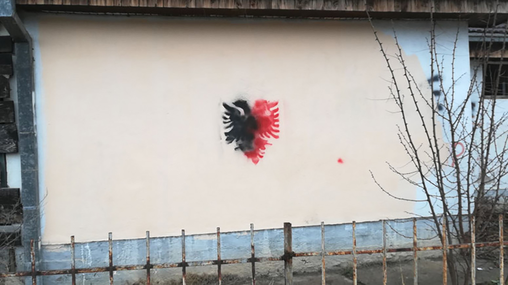 JEDNA OBJAVA!!! Grafit na Kosovu, dvoglavi orao, albanska zastava, fotografija dobijena od kosovo-online.com