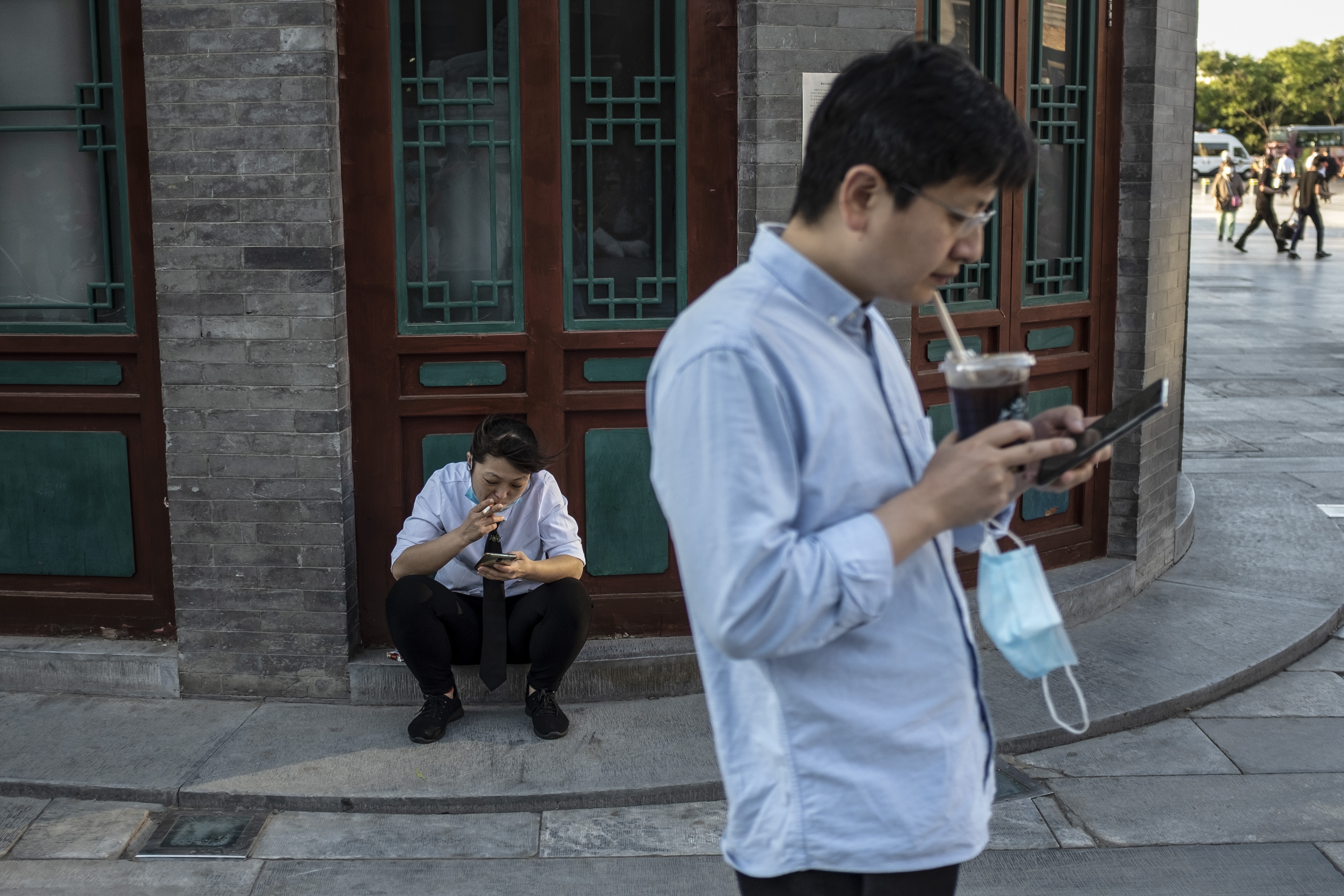 Kina, mobilni, aplikacija, koronavirus
epa08444681 People take off their masks to drink and smoke in Beijing, China, 26 May 2020.  EPA-EFE/WU HONG