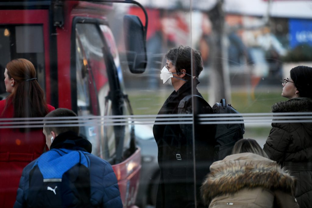 BEOGRAD 25.02.2020. Maske, virus, koronavirus, ilustracija, zaraza, autobusko stajalište Foto: Goran Srdanov/Nova.rs
