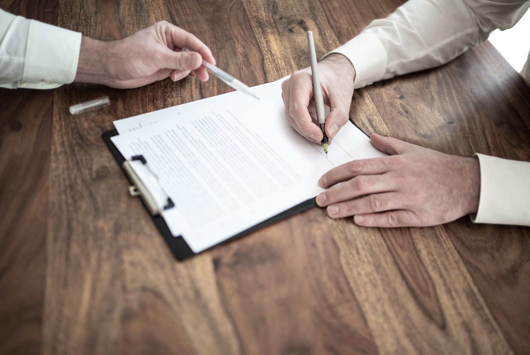 Javni beležnik, notar, ilustracija
close-up of man signing contract at wooden desk with other person pointing at document, Image: 411321053, License: Royalty-free, Restrictions: , Model Release: no, Credit line: Christian Horz / Alamy / Alamy / Profimedia