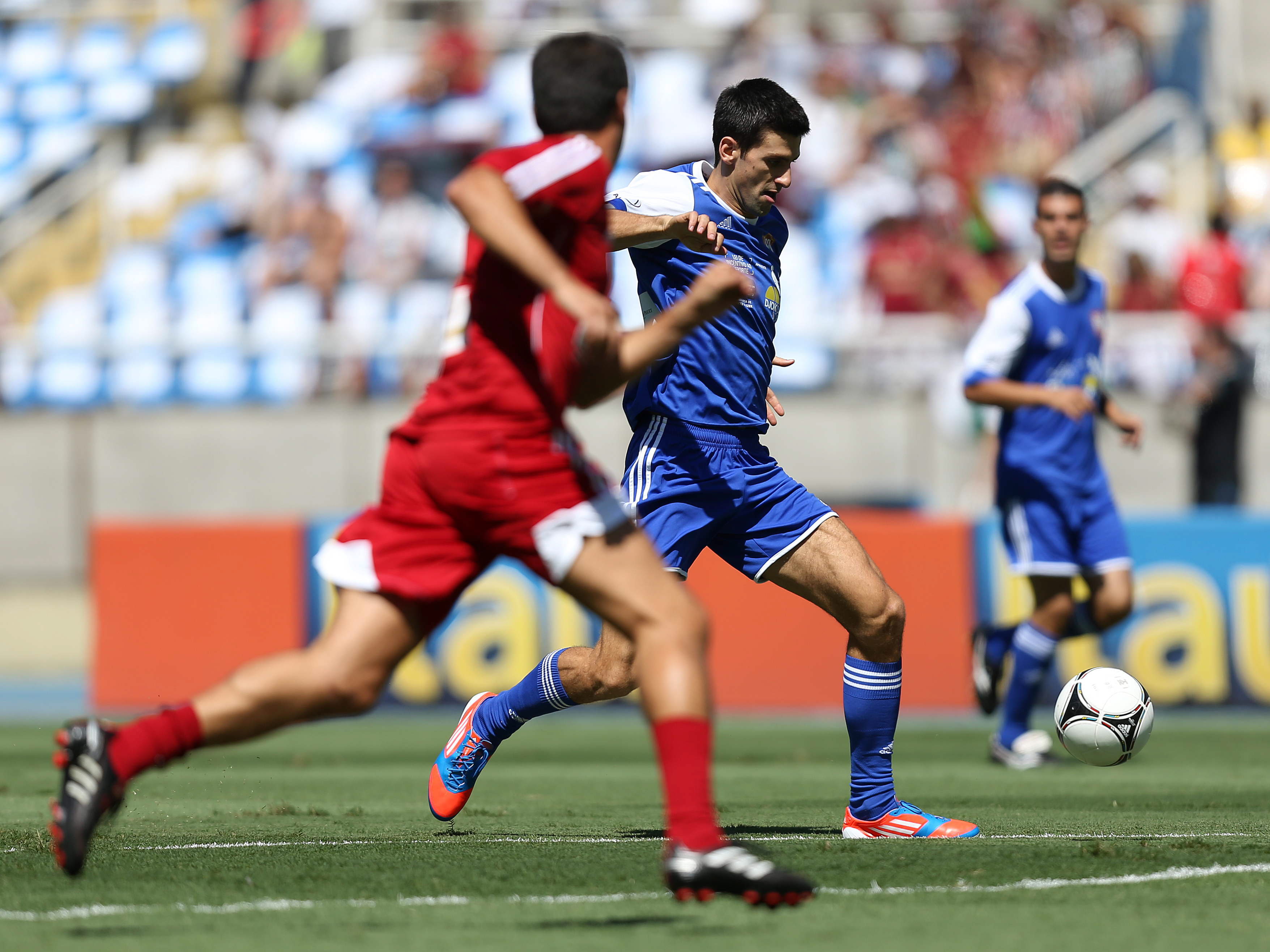 epa03476794 Serbian tennis player Novak Djokovic (R), number one in the world, controls the ball during a friendly football match entitled the 'Stars Game' at Olympic Engenhao Stadium in Rio de Janeiro, Brazil, on 18 November 2012.  EPA/Marcelo Sayão