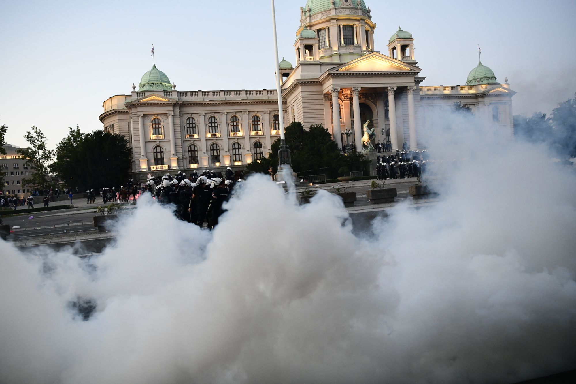 Beograd 08.07.2020. Protest, drugi dan demonstracija, haos, suzavac, paljenje, povređeni, policija, Terazije Foto: Goran Srdanov/Nova.rs