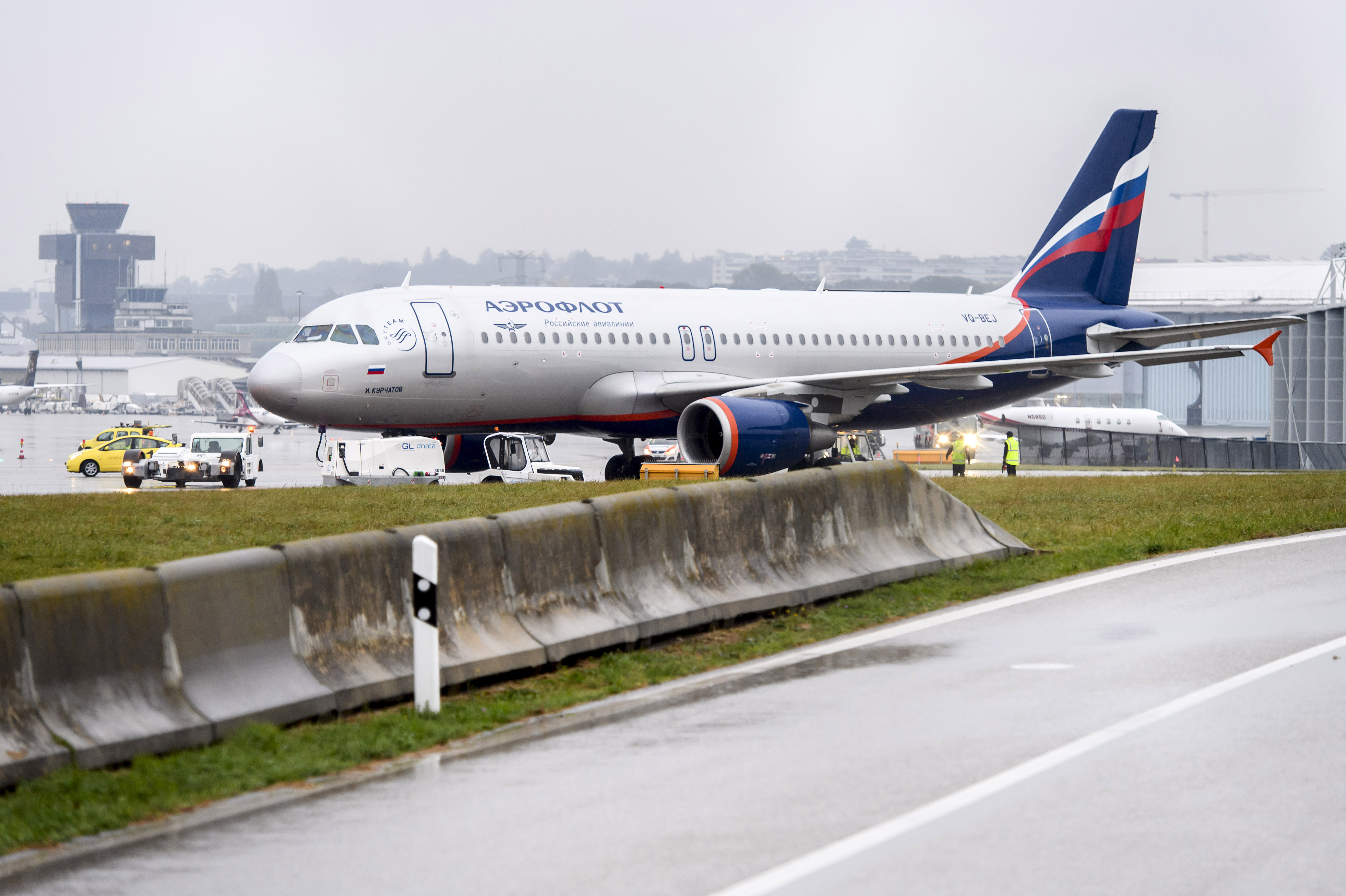 Aeroflot plane evacuated in Geneva after bomb threat