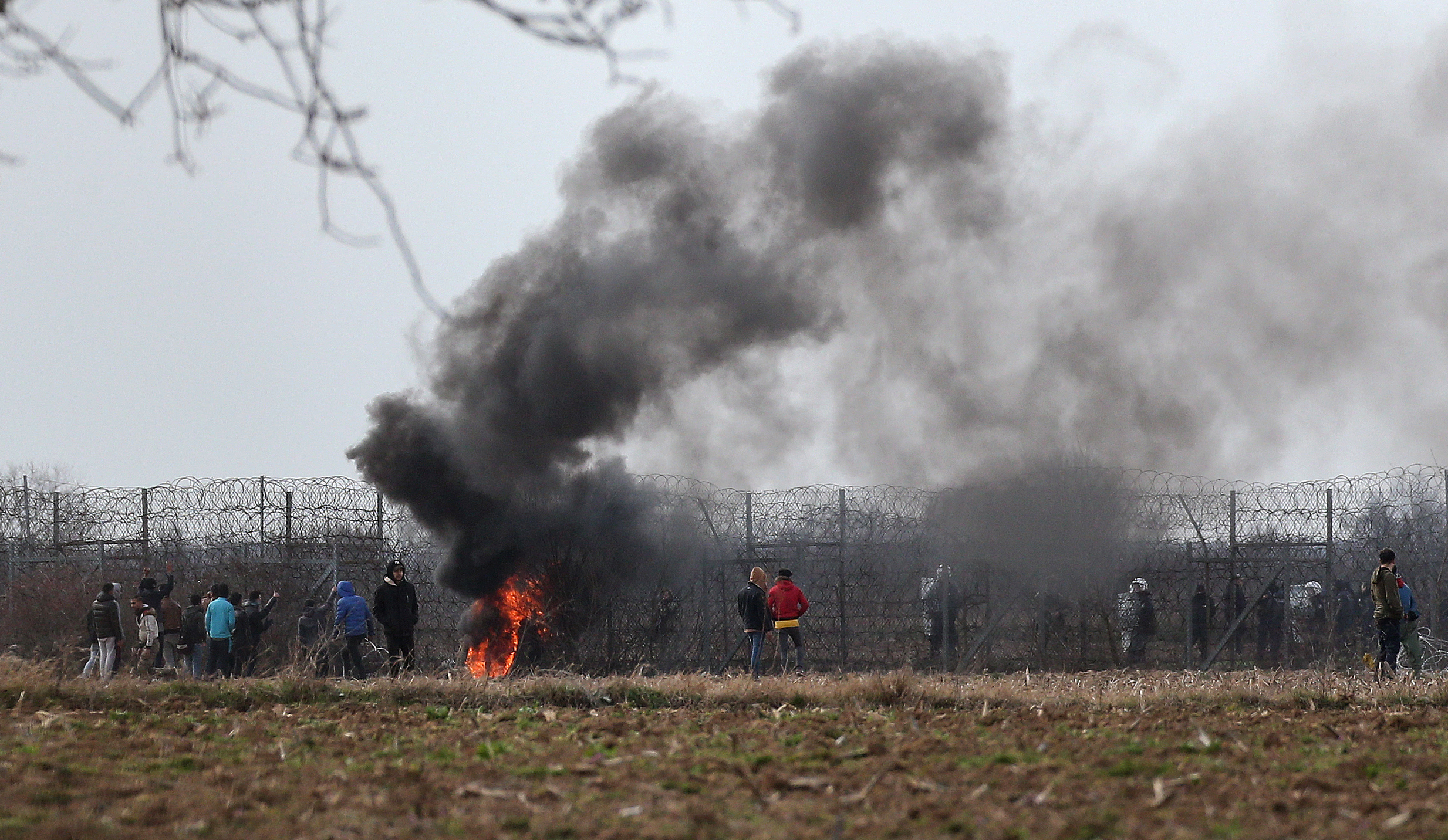 Refugees and migrants gather at Turkish-Greek land border