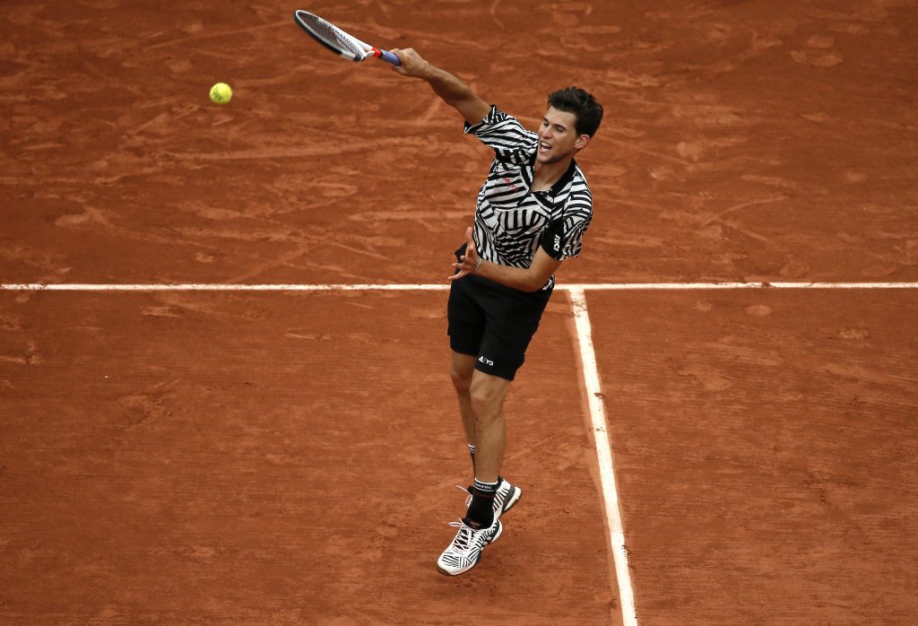 epa05344317 Dominic Thiem of Austria in action against Novak Djokovic of Serbia during their men's single semi final match at the French Open tennis tournament at Roland Garros in Paris, France, 03 June 2016.  EPA/ETIENNE LAURENT