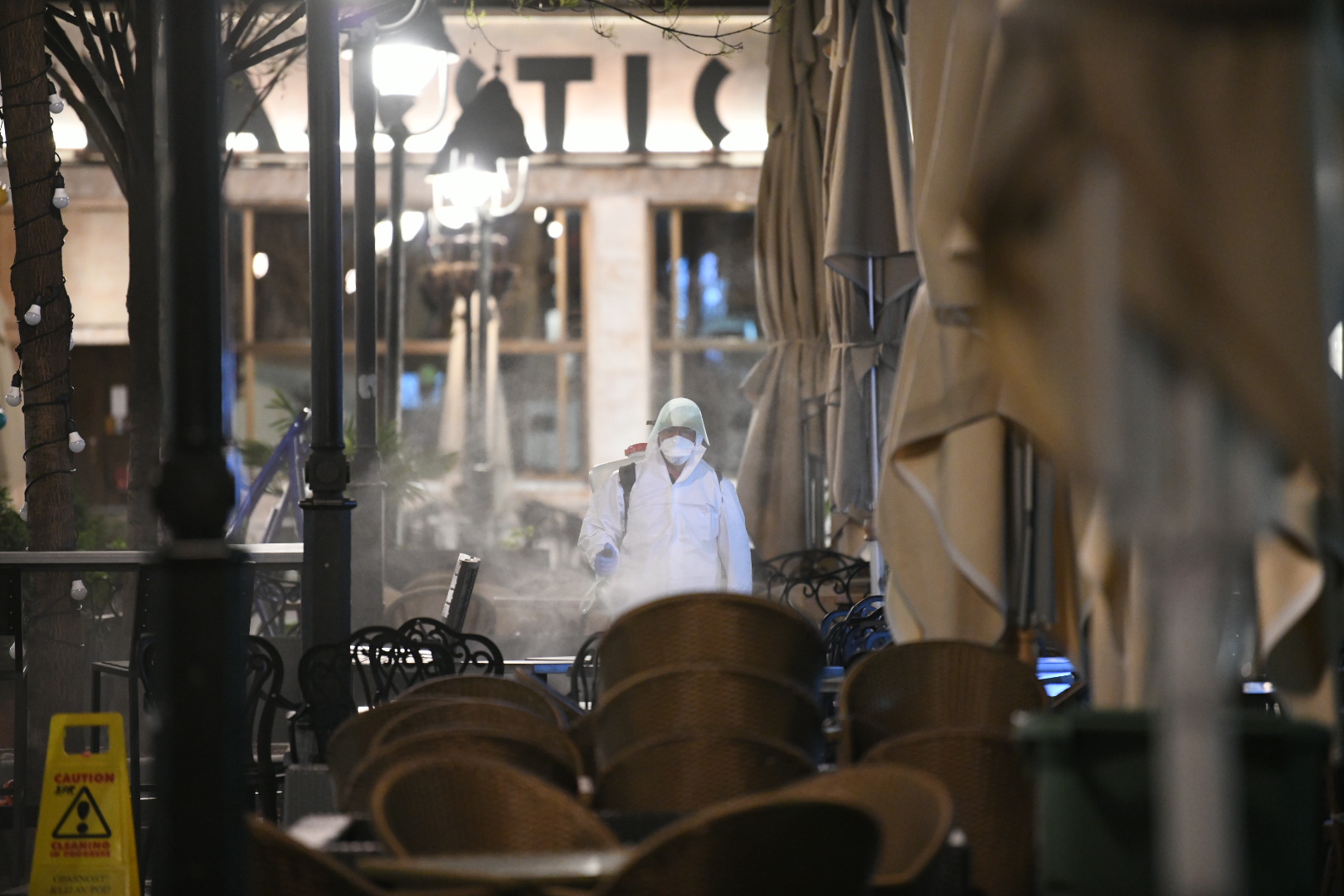 Beograd 16.03.2020. Vanredno stanje, Obilićev venac, dezinfekcija, kafić Saturnus, zaštitno odelo, koronavirus, coronavirus Foto: Vesna Lalić/Nova.rs
