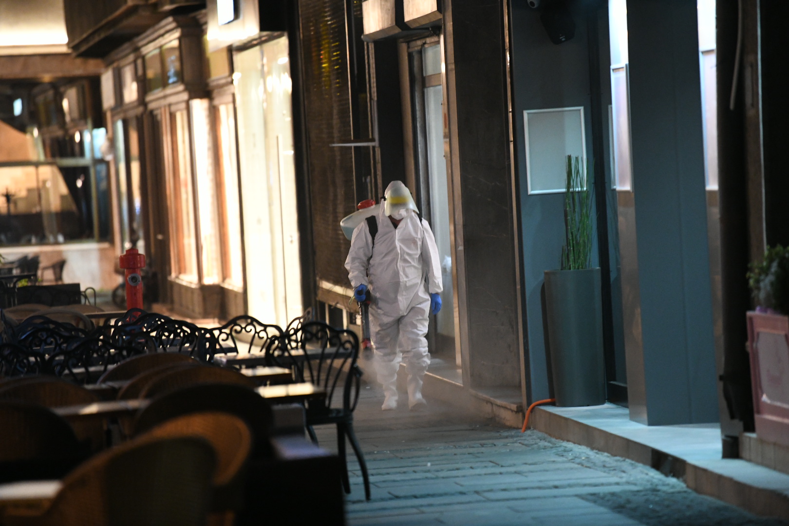 Beograd 16.03.2020. Vanredno stanje, Obilićev venac, dezinfekcija, kafić Saturnus, zaštitno odelo, koronavirus, coronavirus Foto: Vesna Lalić/Nova.rs