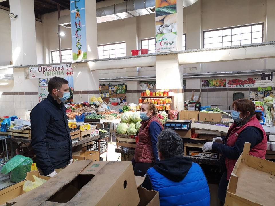 U Sapcu podela maski radnicima koji su u kontaktu sa gradjanima