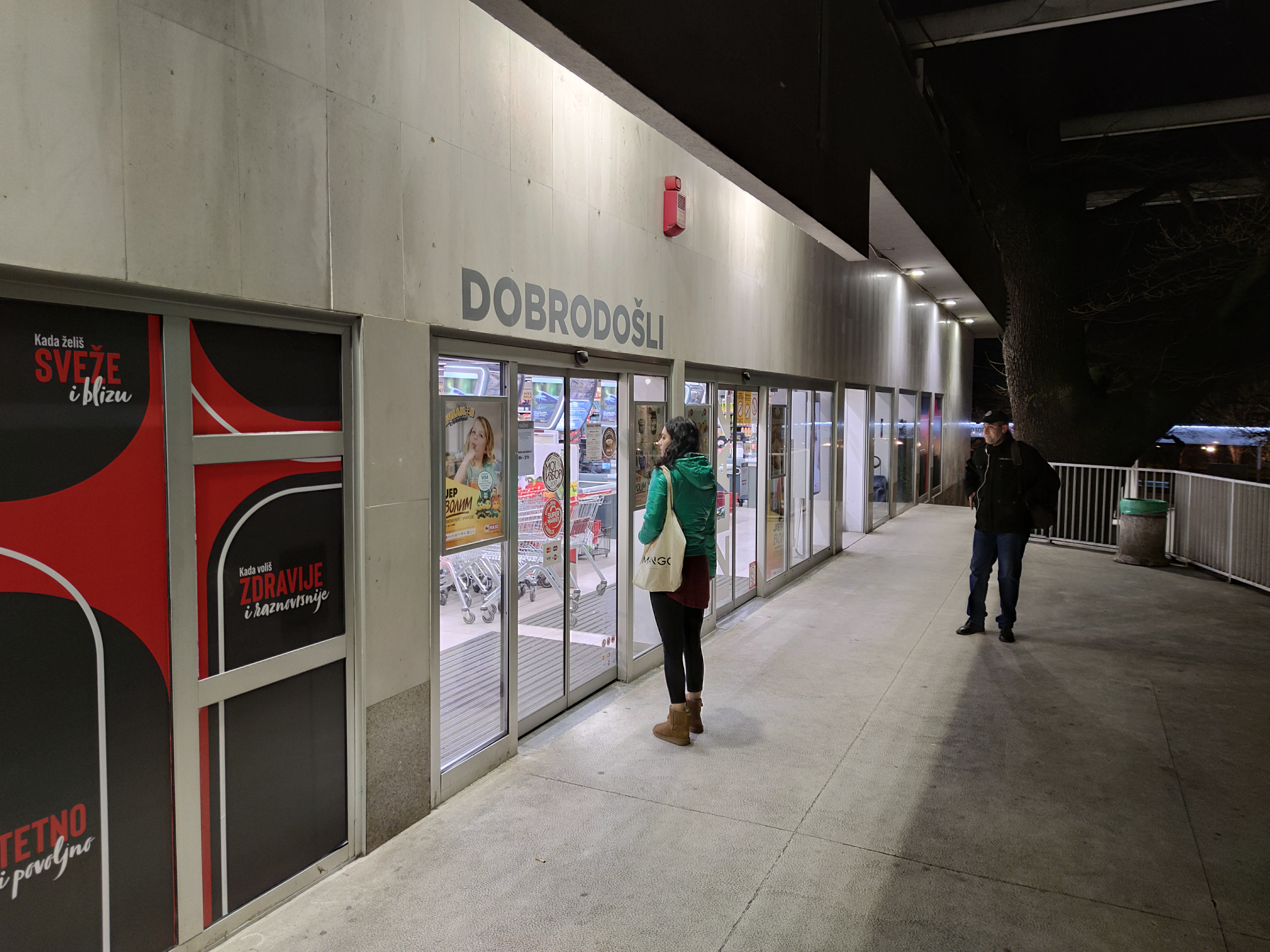 Beograd 17.03.2020. Promenjeno radno vreme samoposluga, Maksi, Maxi, zatvorena prodavnica. Prazan grad, vanredno stanje, zabrana izlaska za penzionere, proglašenje, koronavirus, veče, noć Foto: Vladislav Mitić/Nova.rs