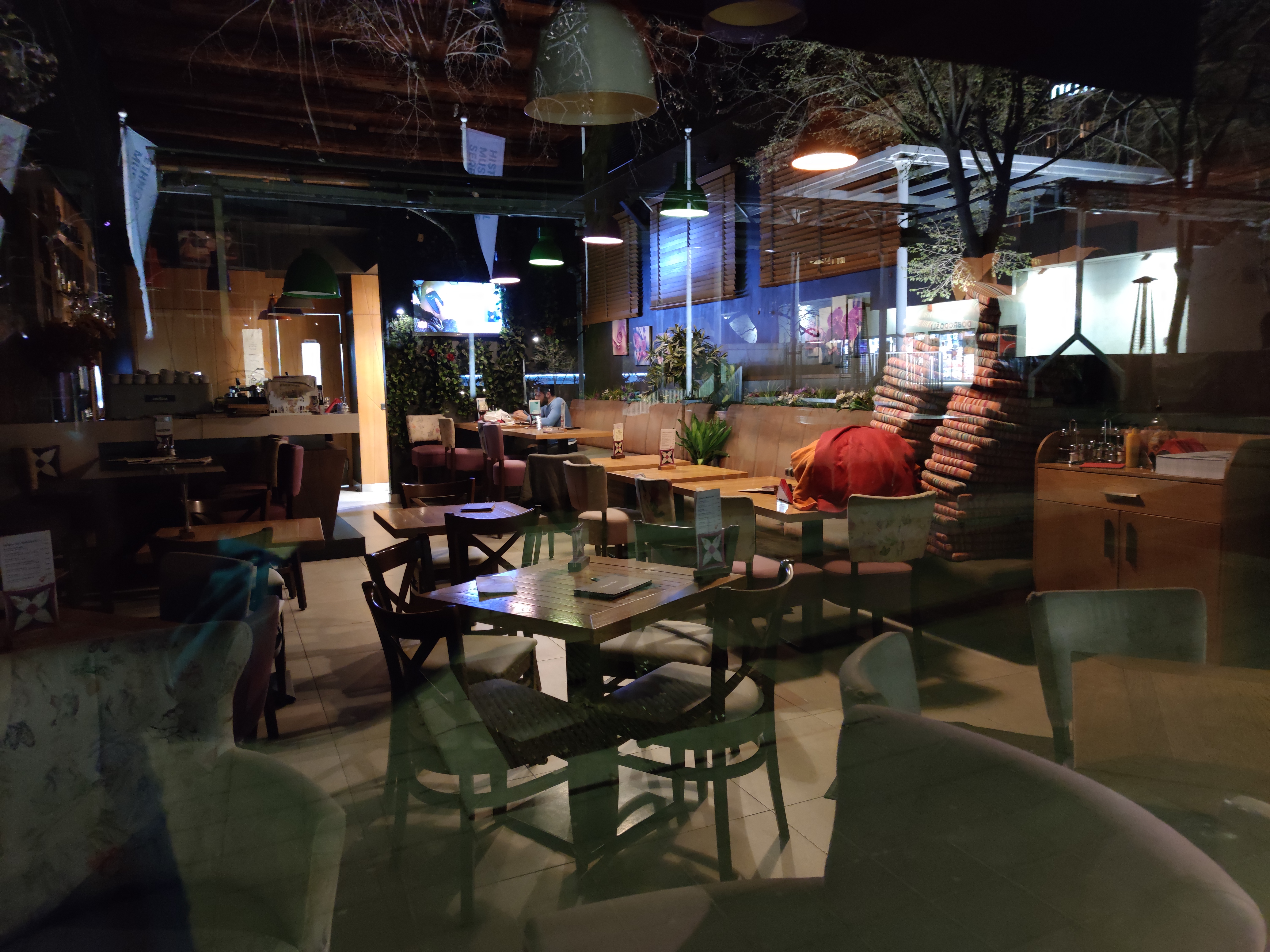 Beograd 17.03.2020. Prazan grad, prazan kafić, vanredno stanje, zabrana izlaska za penzionere, proglašenje, koronavirus, veče, noć Foto: Vladislav Mitić/Nova.rs