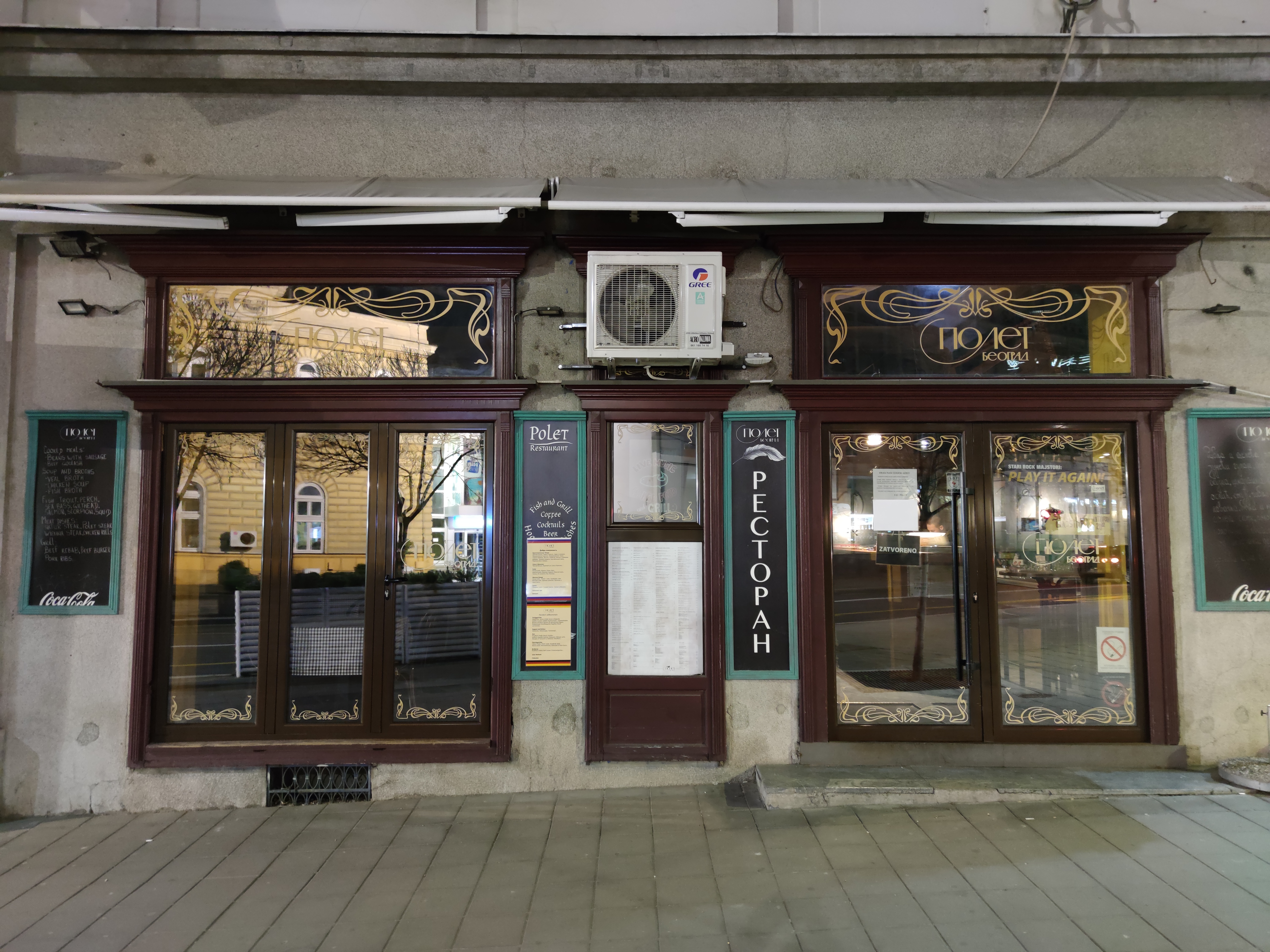 Beograd 17.03.2020. Prazan grad, prazan kafić, vanredno stanje, zabrana izlaska za penzionere, proglašenje, koronavirus, veče, noć Foto: Vladislav Mitić/Nova.rs