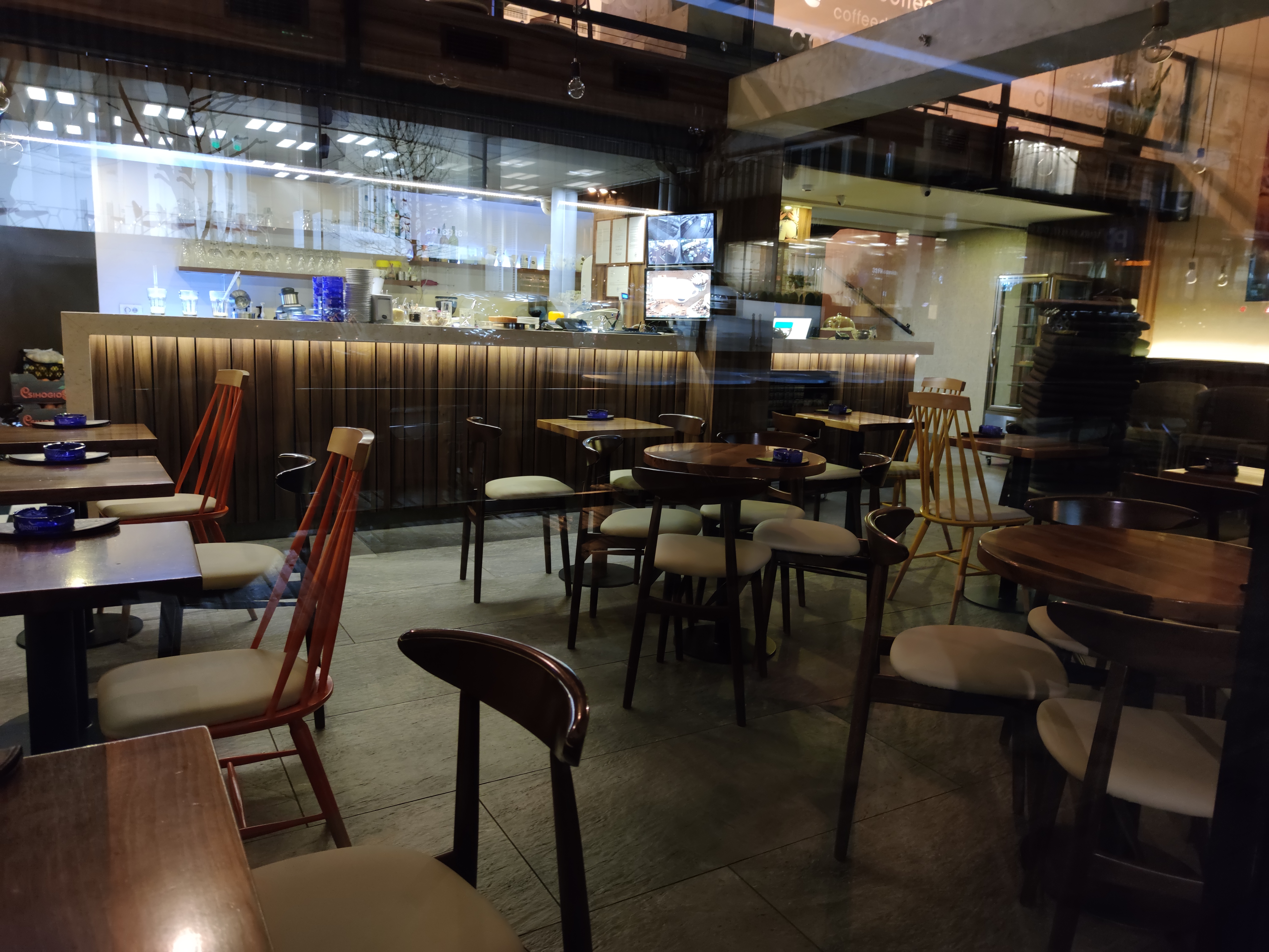 Beograd 17.03.2020. Prazan grad, prazan kafić, vanredno stanje, zabrana izlaska za penzionere, proglašenje, koronavirus, veče, noć Foto: Vladislav Mitić/Nova.rs