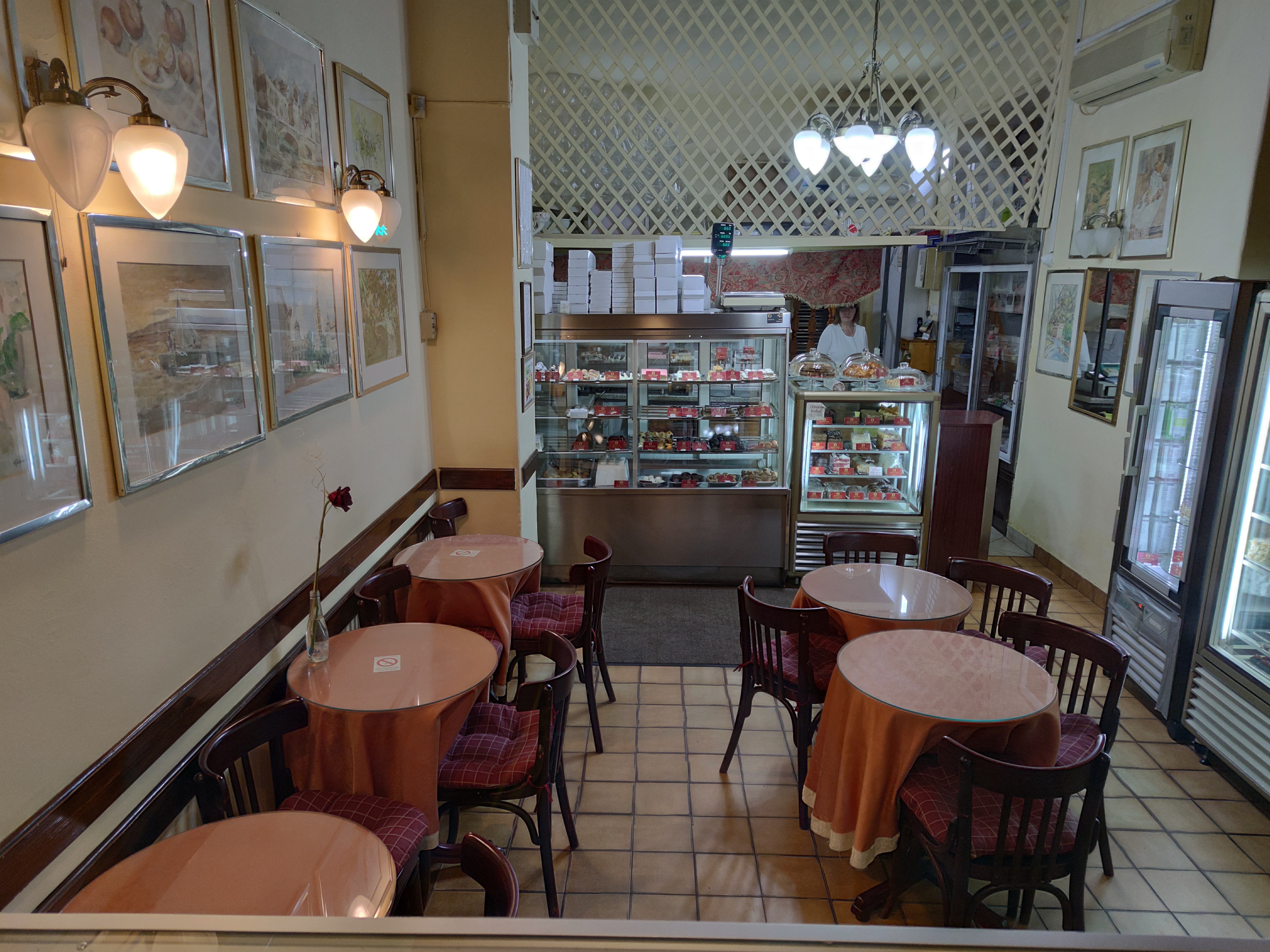 Beograd 17.03.2020. Prazan grad, prazna poslastičarnica, prazan kafić, vanredno stanje, zabrana izlaska za penzionere, proglašenje, koronavirus, veče, noć Foto: Vladislav Mitić/Nova.rs